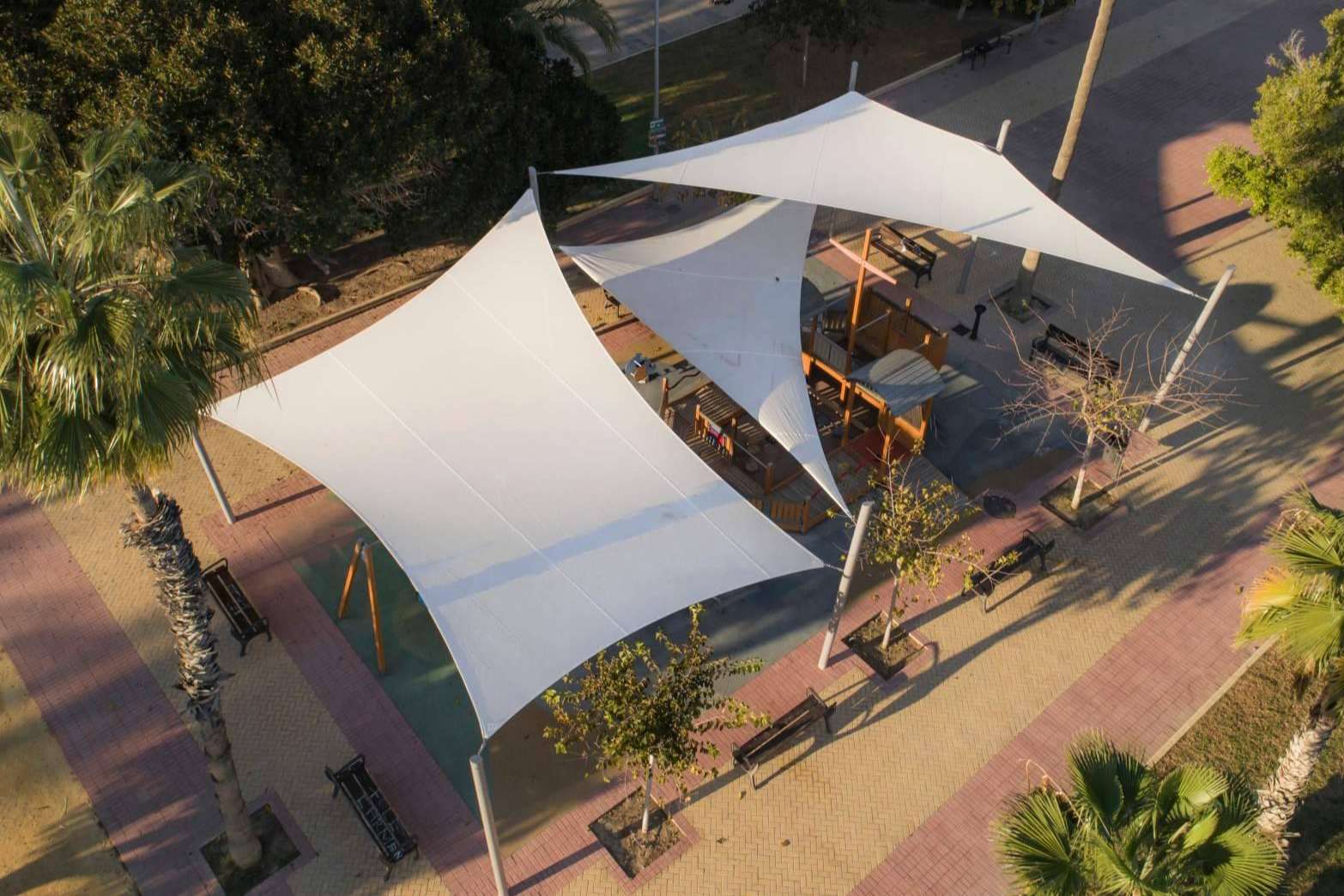 Protección solar y toques de distinción y exclusividad, juntos en los toldos tipo vela de Velas Alicante