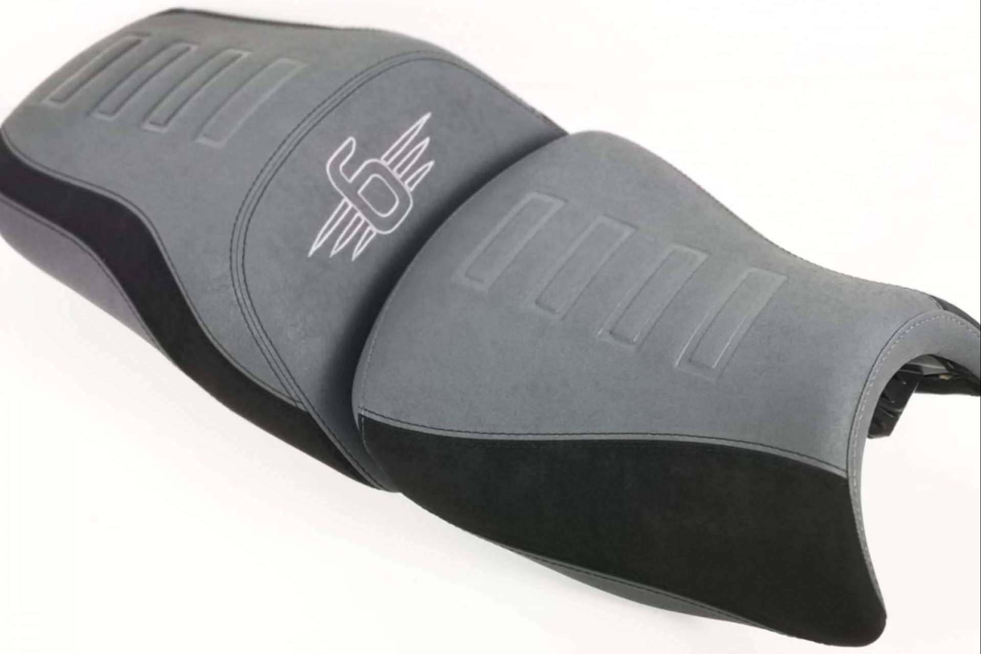 JM-FUNDAS realiza la personalización del asiento de moto para mejorar la experiencia en la carretera