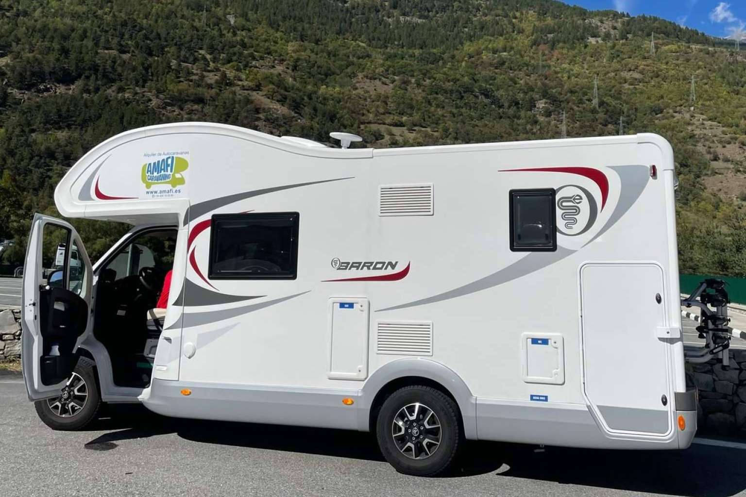 Amafi Caravaning alquila varios modelos de autocaravanas a un precio económico con todo incluido