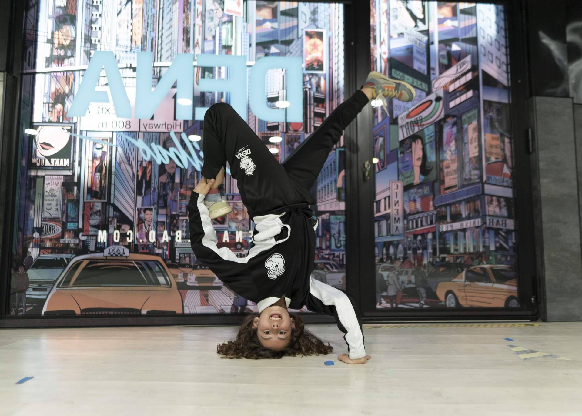 Niños y niñas asisten a clases de baile con DENA BILBAO