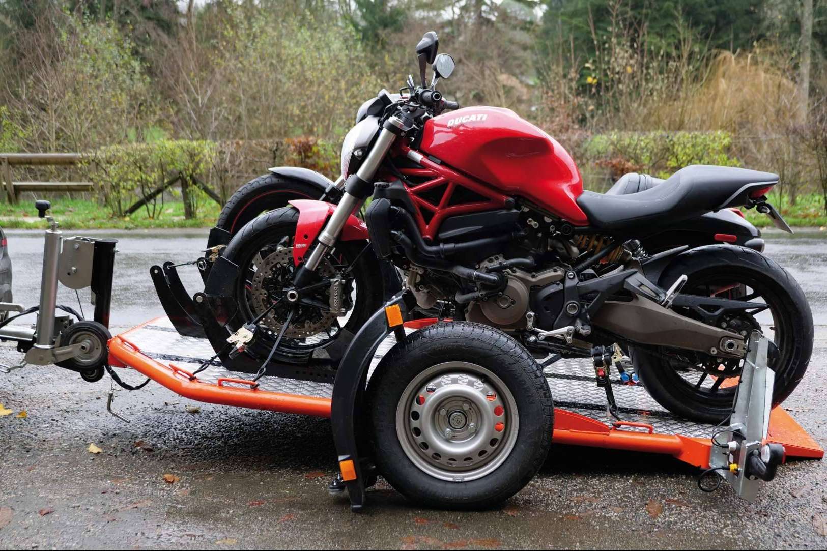 Los remolques de moto abatibles y plegables de Busco Remolque revolucionan la movilidad