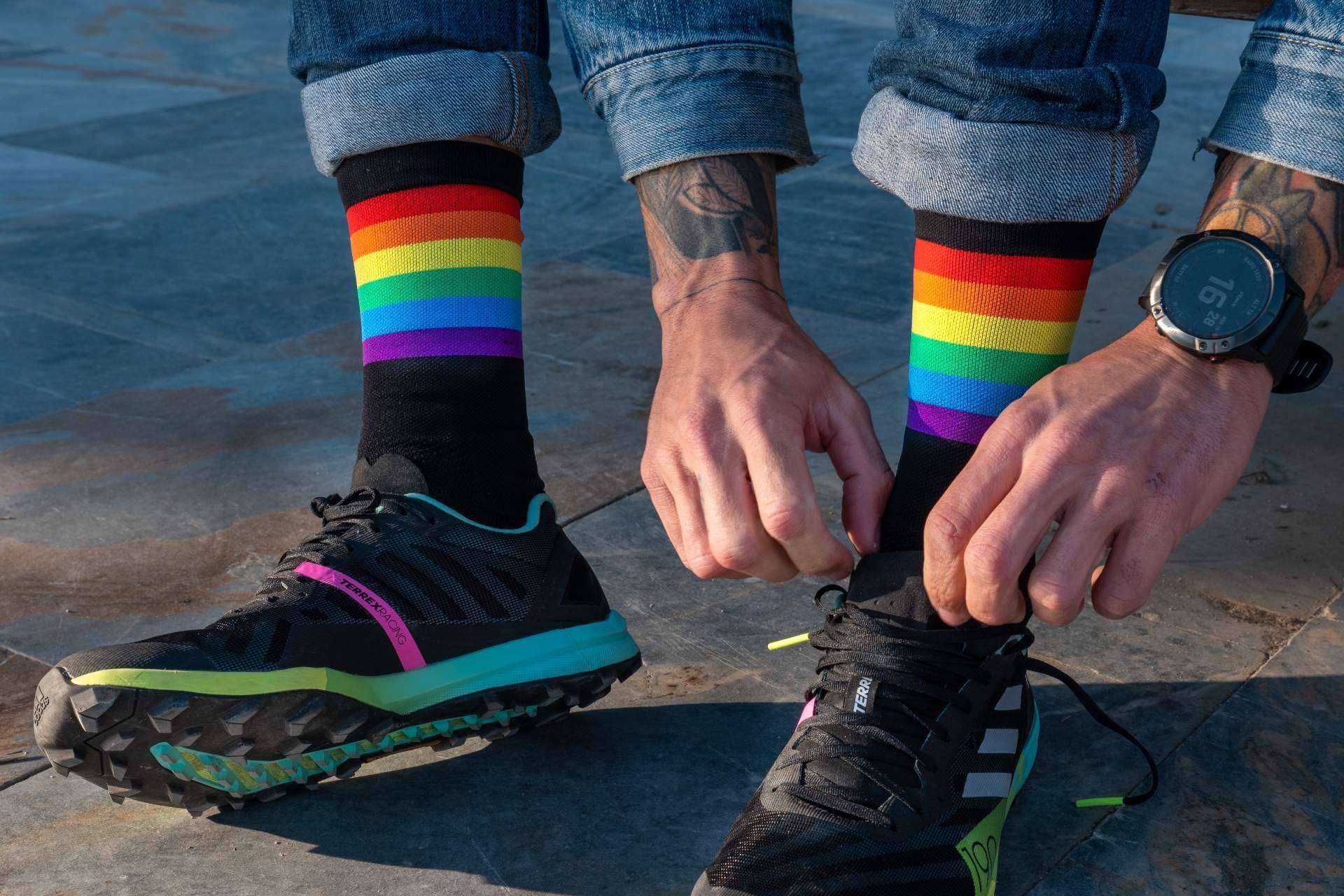 Los calcetines con la bandera LGTBI de Perro Loco