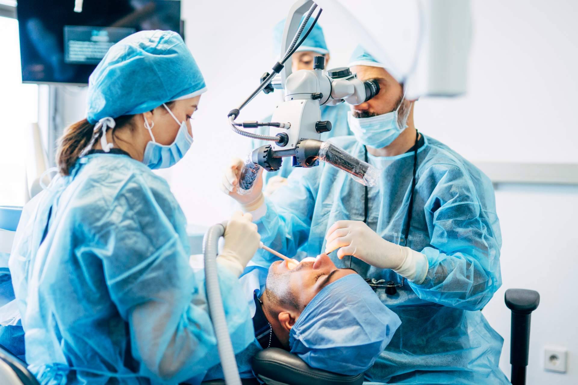 Tratamientos dentales y servicios efectivos que mejoran la sonrisa de los pacientes con Los Llanos Dental