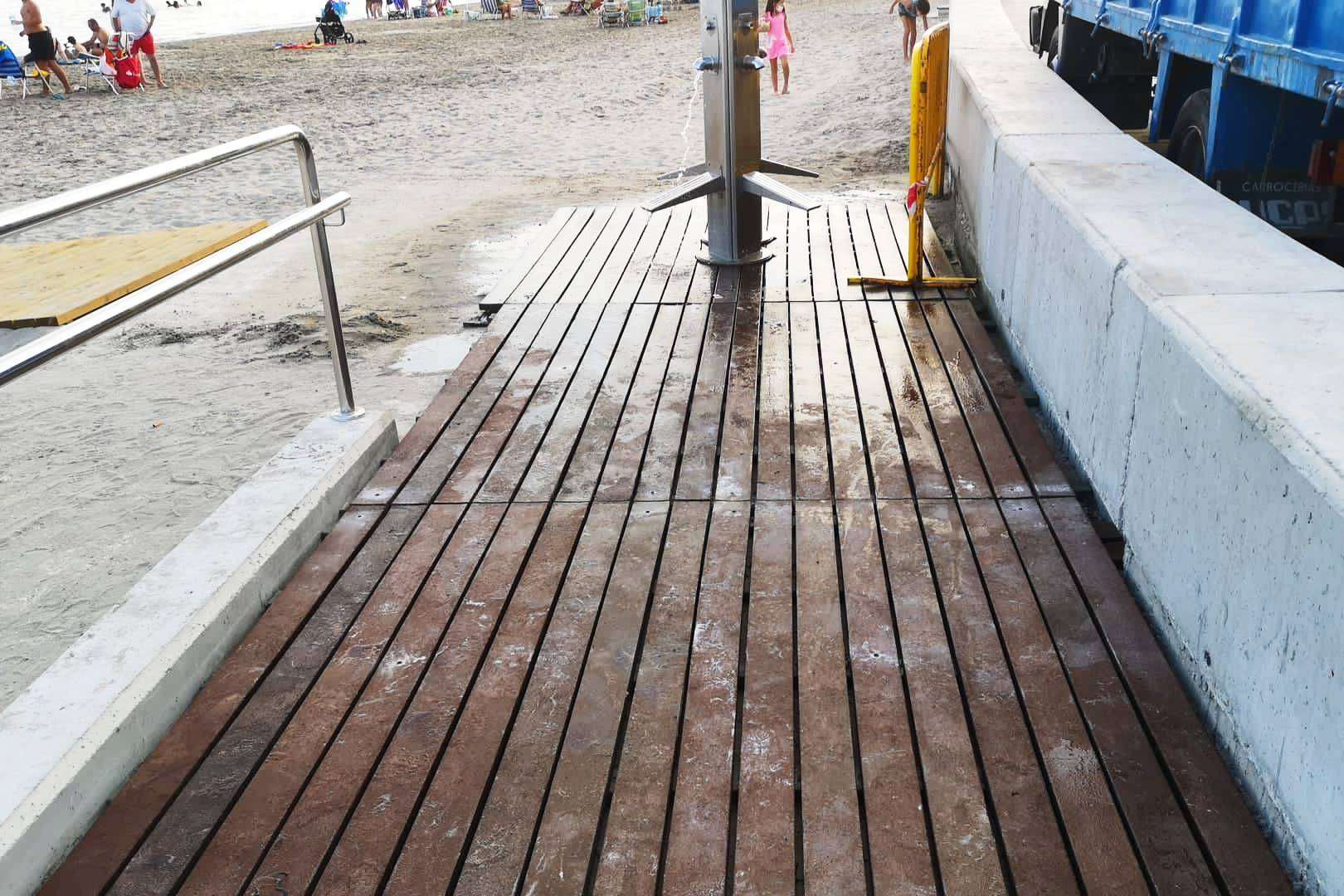 Abadecom, suministro e instalación de pasarelas de playa de plástico reciclado