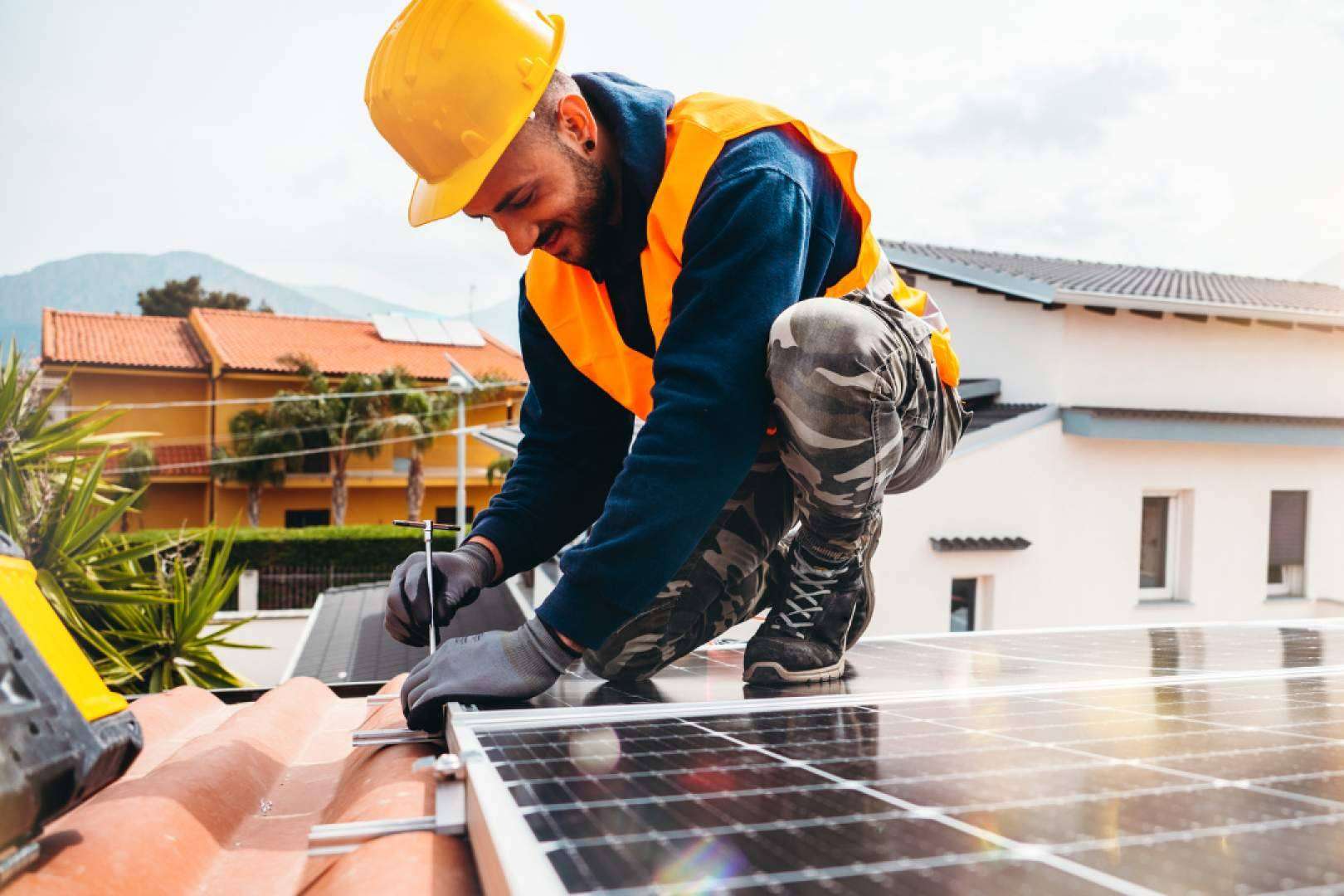 Vatios Verdes habla del acelerón de la UE a las energías renovables y tramita la instalación de paneles solares
