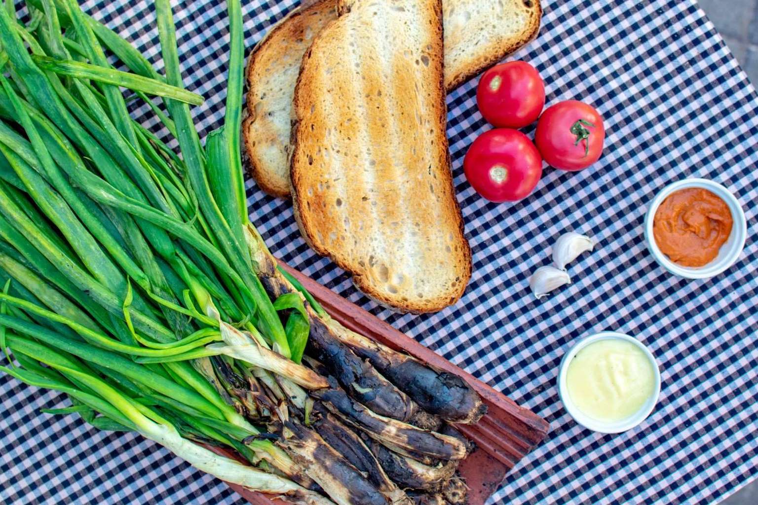 Comer calçots en el restaurante de la Barceloneta Pasa Tapas esta temporada