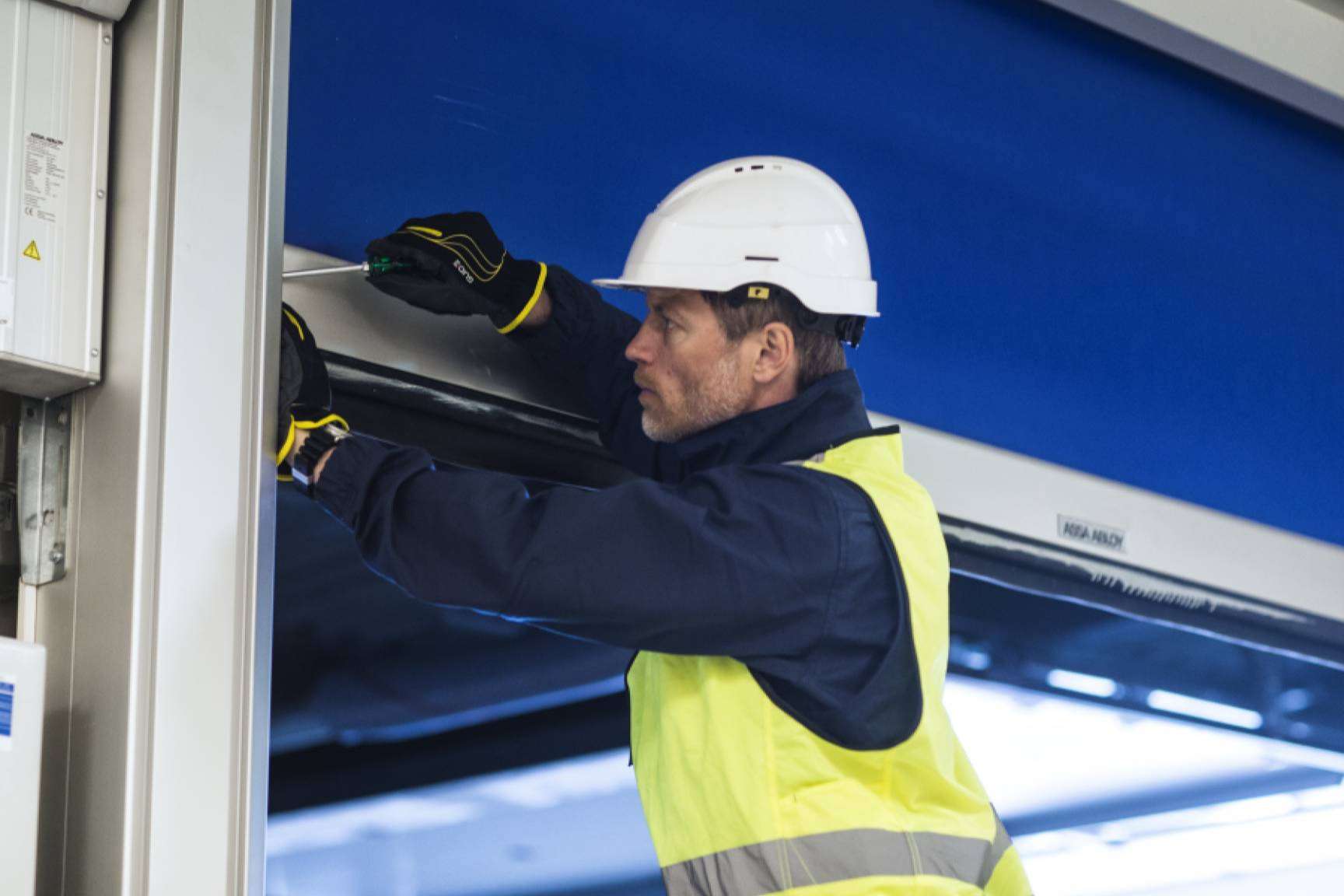 Resolución de averías y mantenimiento de puertas automáticas en ASSA ABLOY