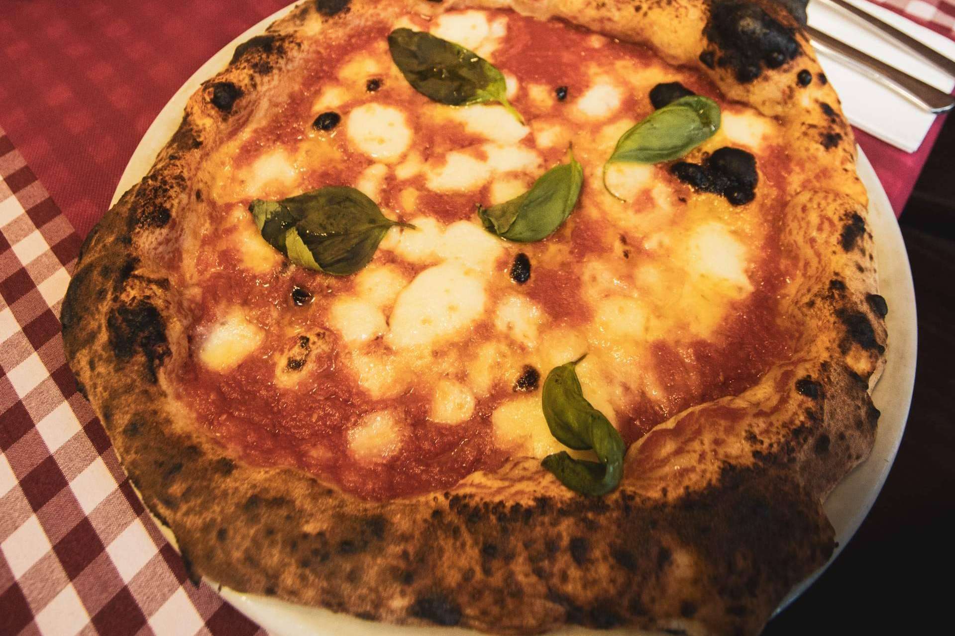 Disfrutar de la original pizza napolitana en el restaurante Spaccanapoli Barcelona