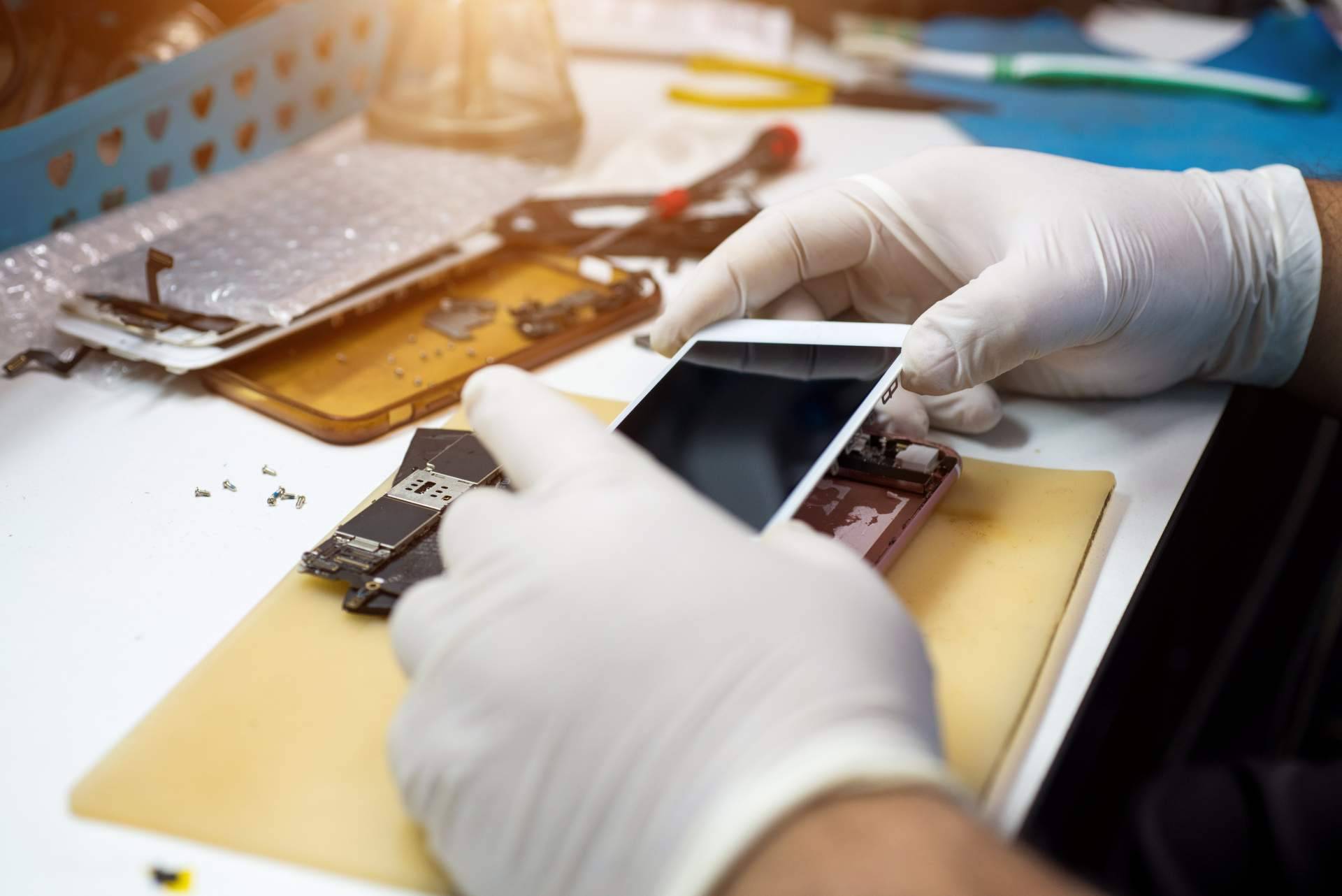 Repararación de iPhones con repuestos originales, de la mano de Doctor Móviles