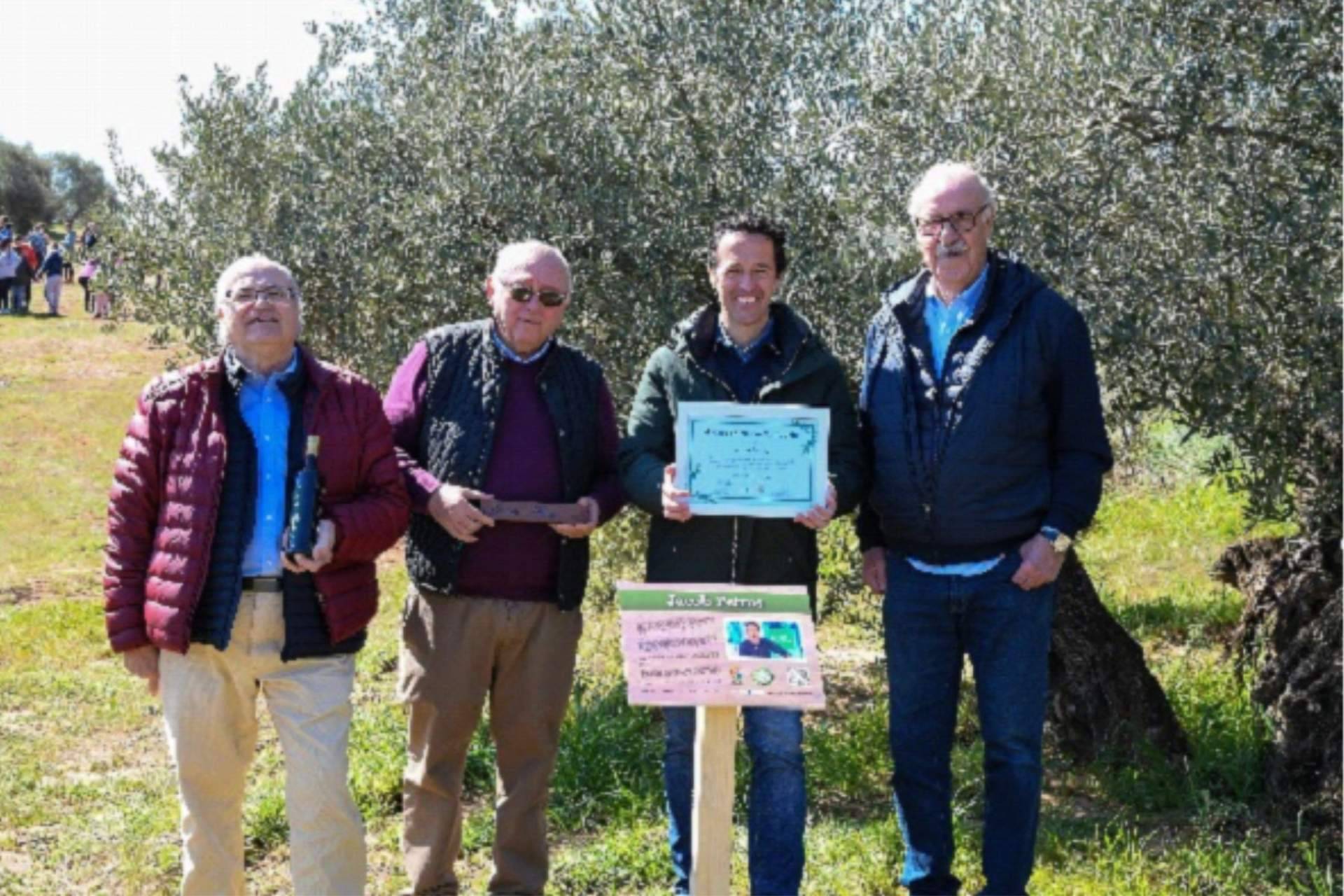 El presentador Jacob Petrus y su programa 'Aquí la Tierra' ya tienen su olivo centenario en Carboneros
