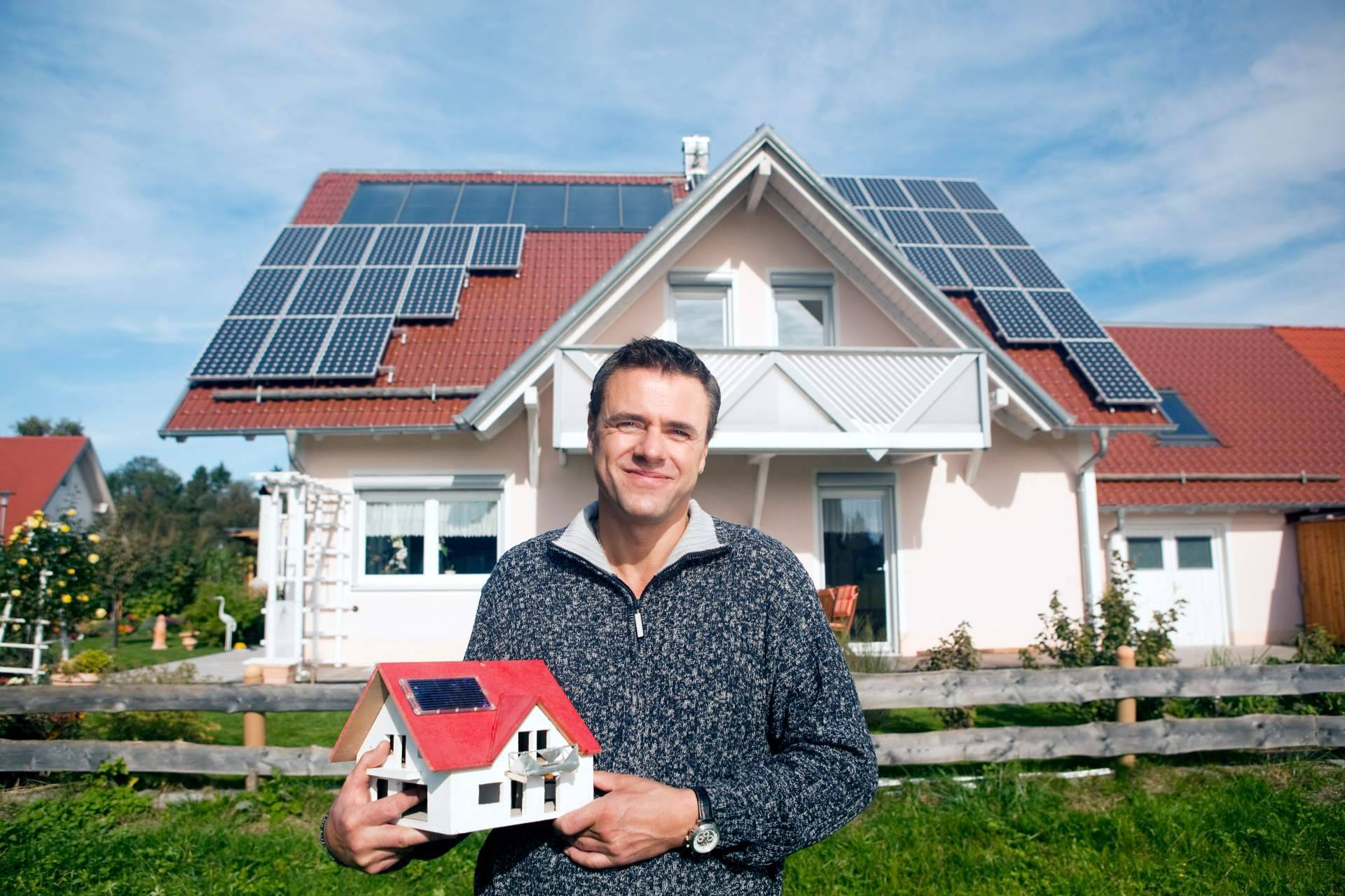 La periodicidad del cambio y mantenimiento de una placa solar, de la mano de Soof