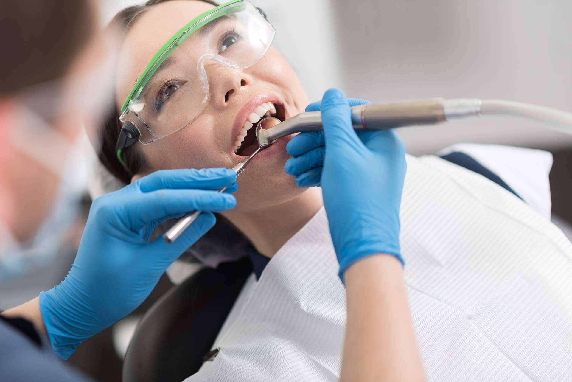 Recuperar la sonrisa con implantes dentales de zirconio en DeltaDent, la clínica de Madrid experta en biocompatibilidad