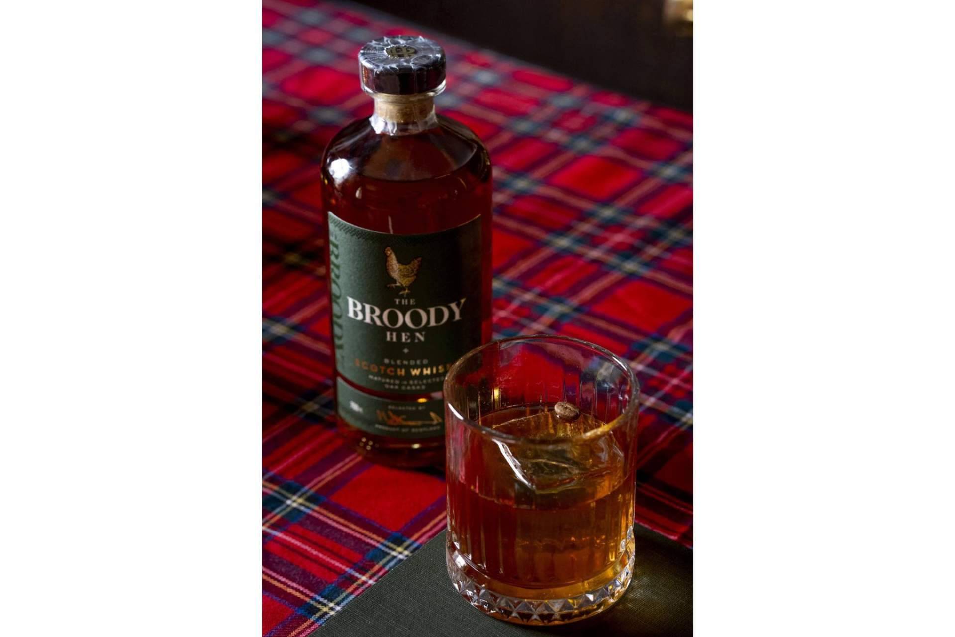 Disponible ya en España The Broody Hen, el whisky oculto