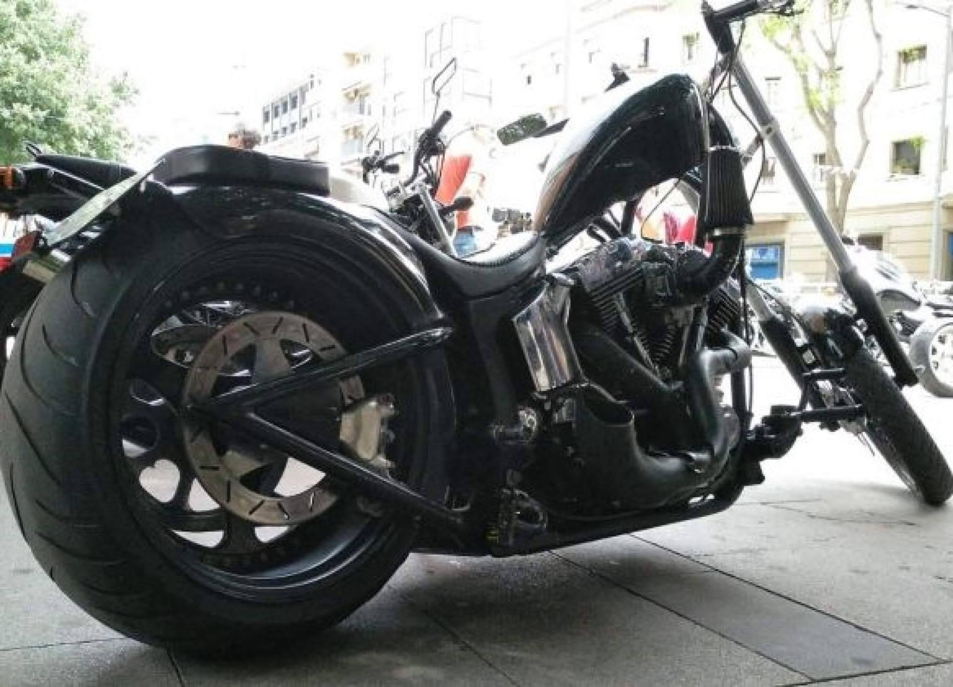 Eactivos.com subasta la motocicleta que empleó la artista colombiana de moda en uno de sus videoclips
