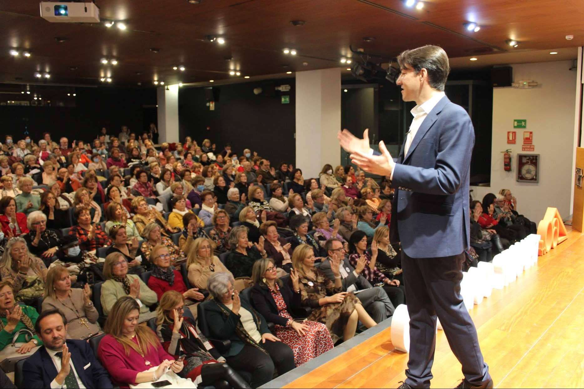 Más de 200 personas asisten a la presentación del libro 'Las 10 claves del bienestar'