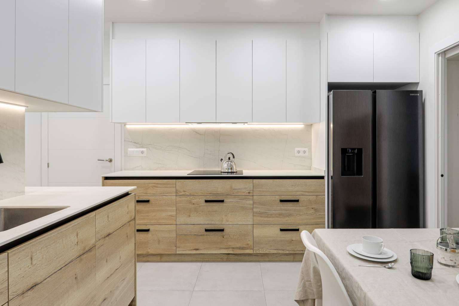 Especialistas en diseño de cocina roble y blanco, con Lautoka Urbana