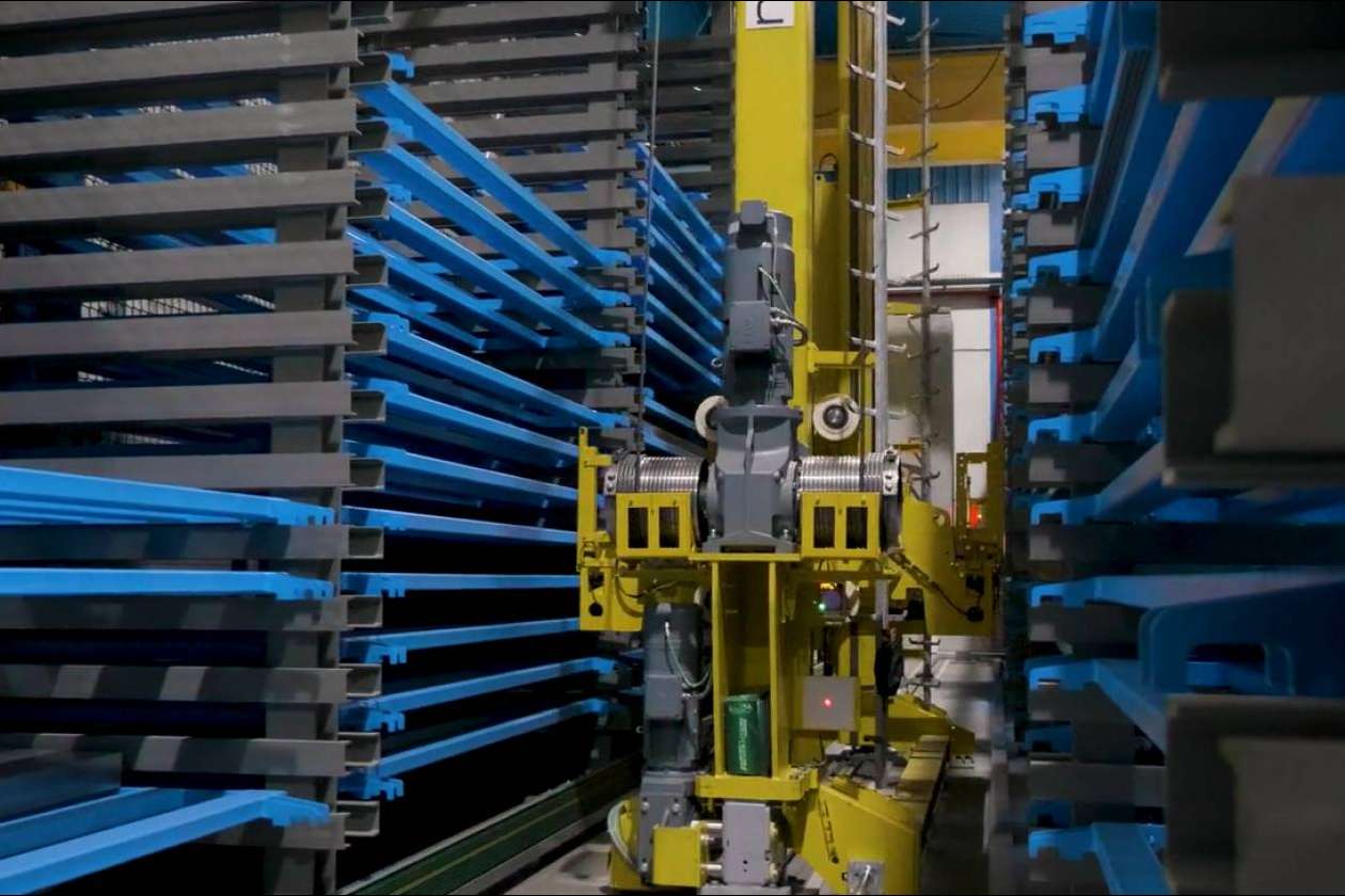 El nuevo robot logístico para aumentar la variedad de productos y la capacidad de almacenaje de Tubos Paris