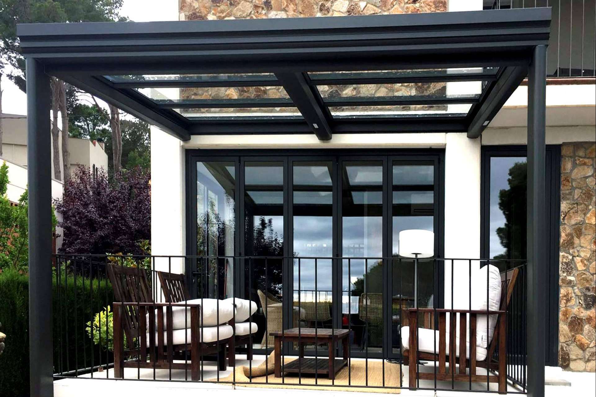 Airclos ofrece ideas y sistemas para cerrar un porche con los mejores materiales