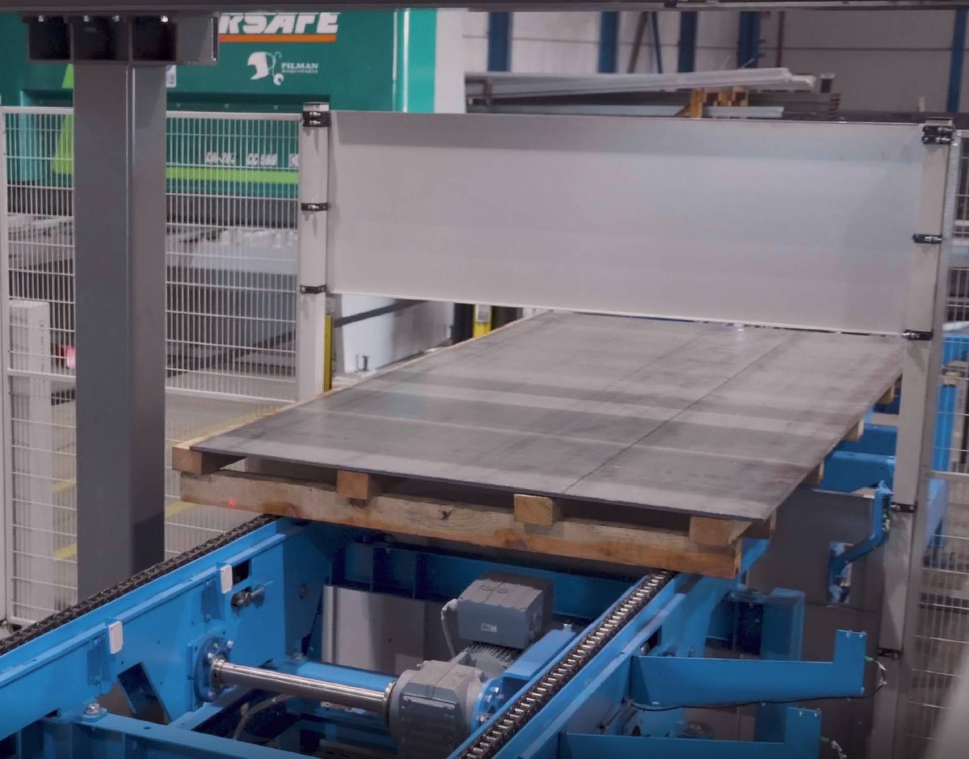 Tubos París presenta su nuevo robot logístico para aumentar la variedad de productos y la capacidad de almacenaje