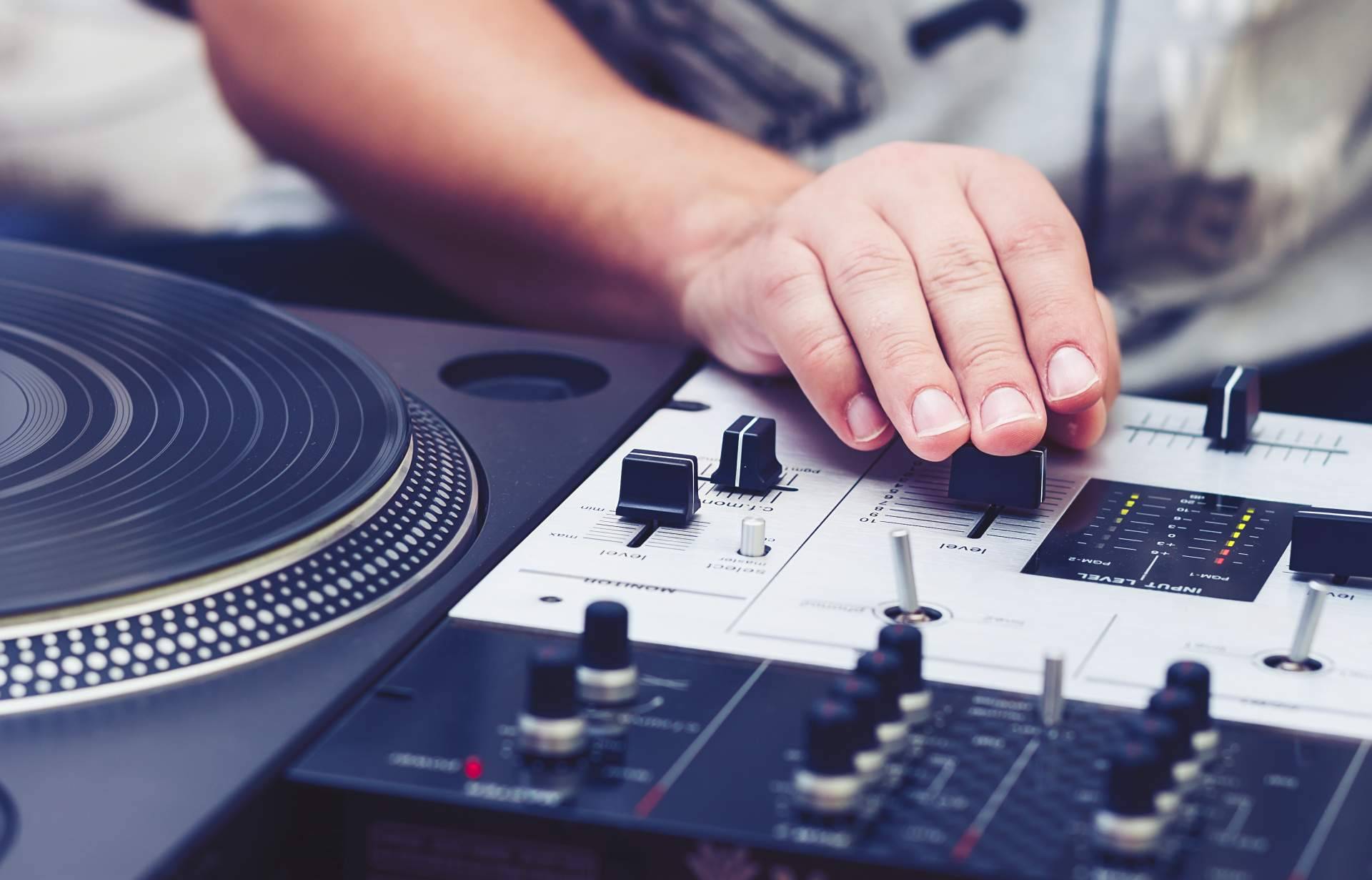 Regresa el formato de disco clásico con la fiesta Puro Vinilo Space por Space of Sound , Phil Weeks será la estrella a los platos