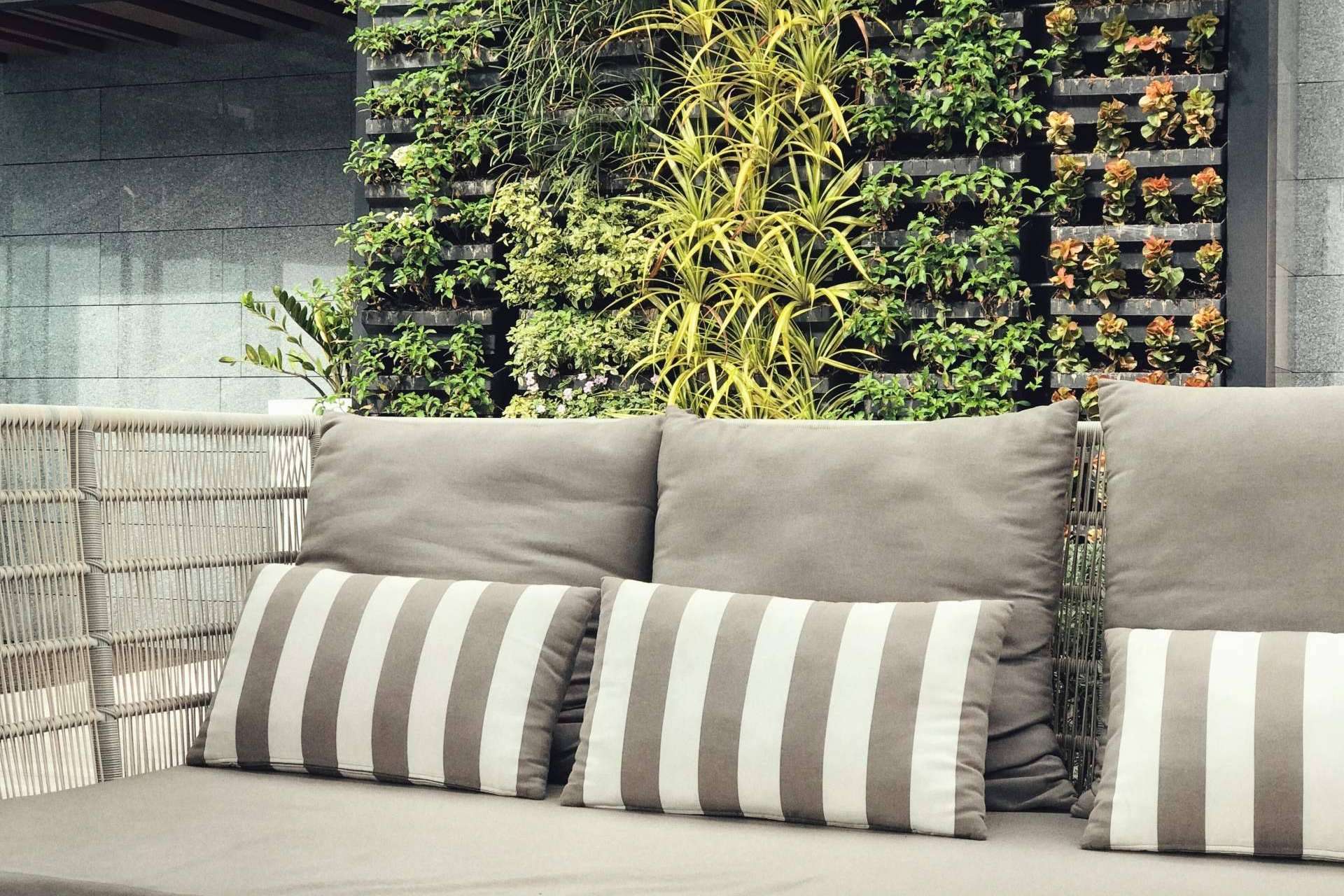 Descubrir el impacto del jardín vertical en restaurantes. La nueva tendencia verde con JardinVertical.es