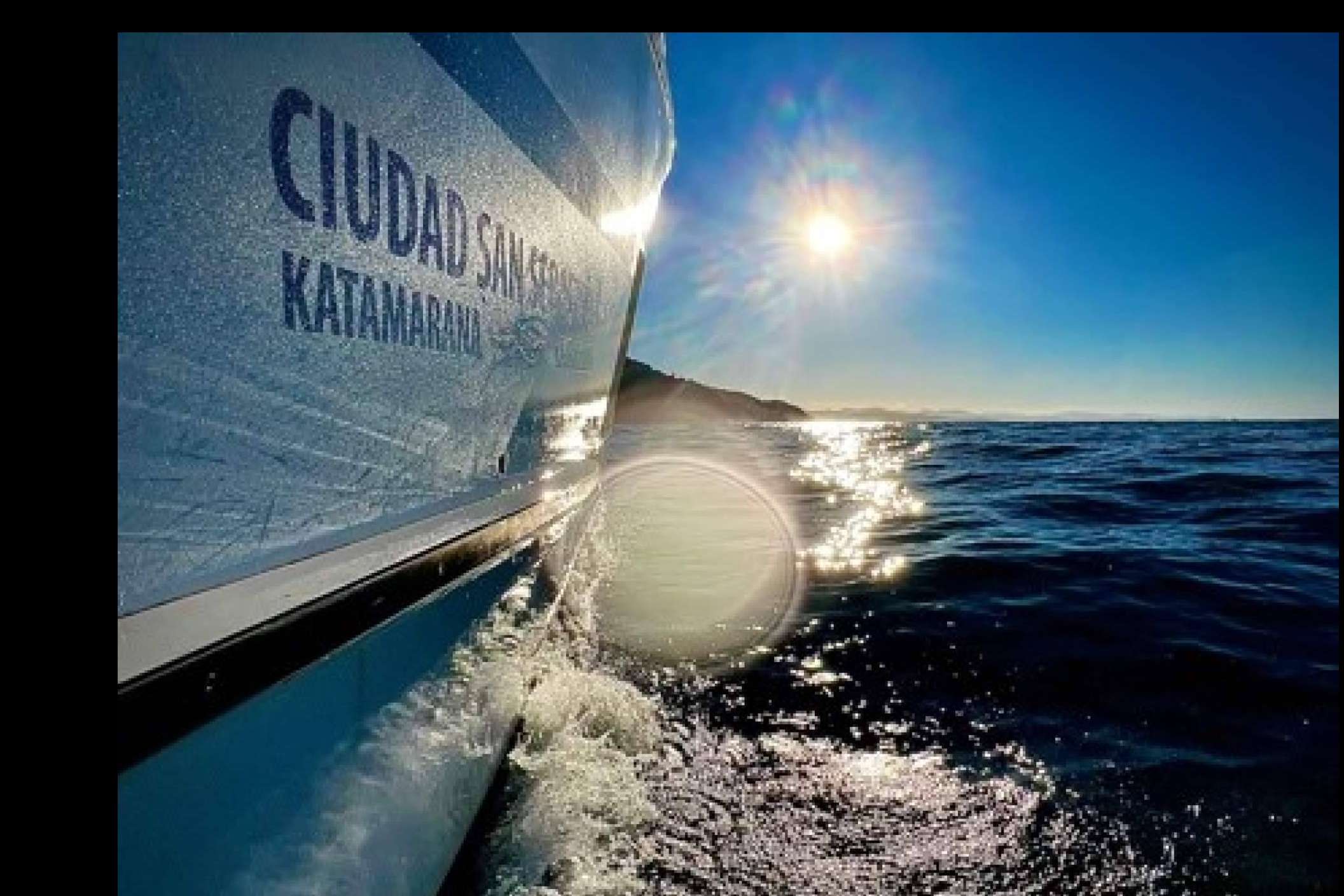 Paseo turístico en catamarán por la costa y bahía de San Sebastián, una experiencia distinta