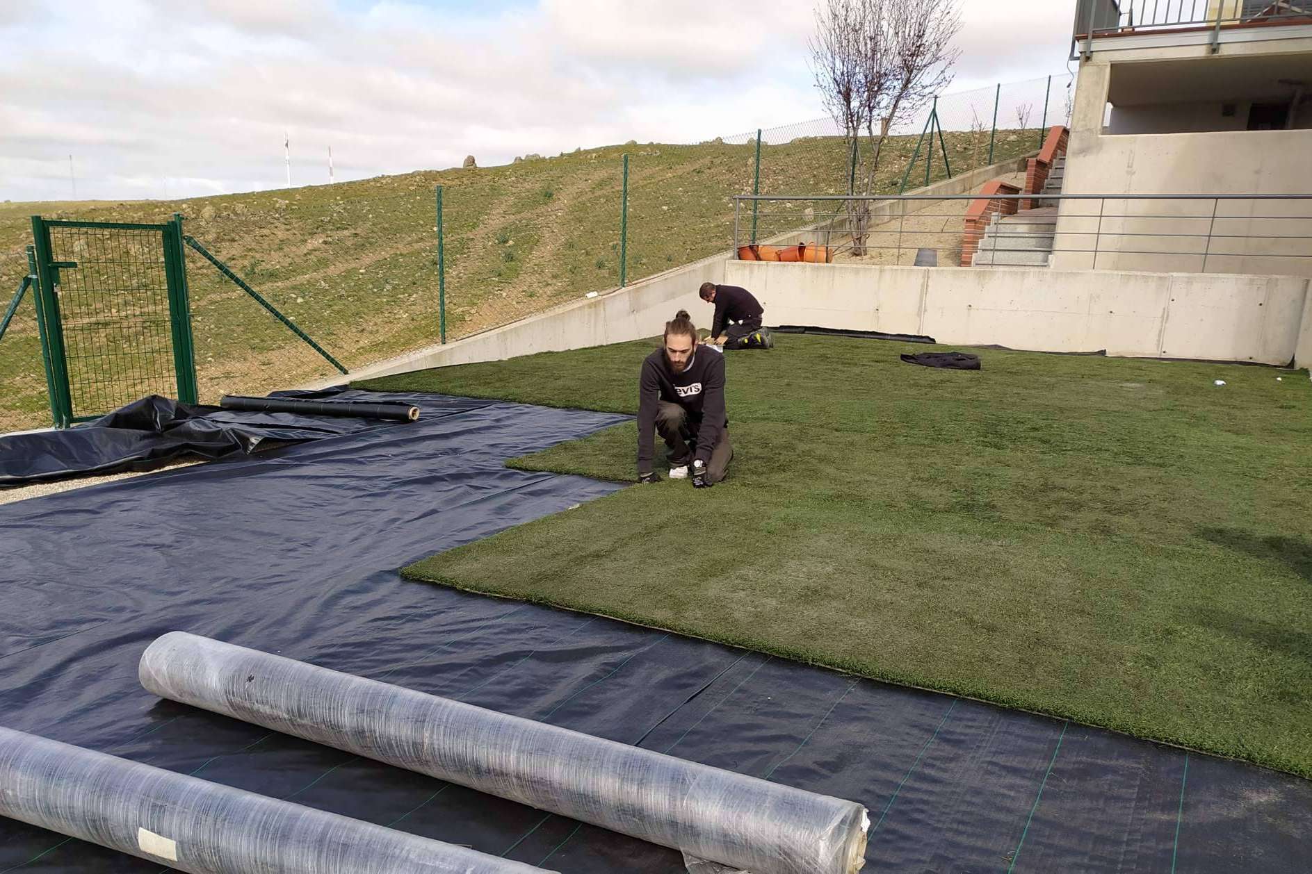 Una tendencia de mercado en alza para la instalación de jardines, residenciales y actividades de ocio es el césped reciclado de fútbol