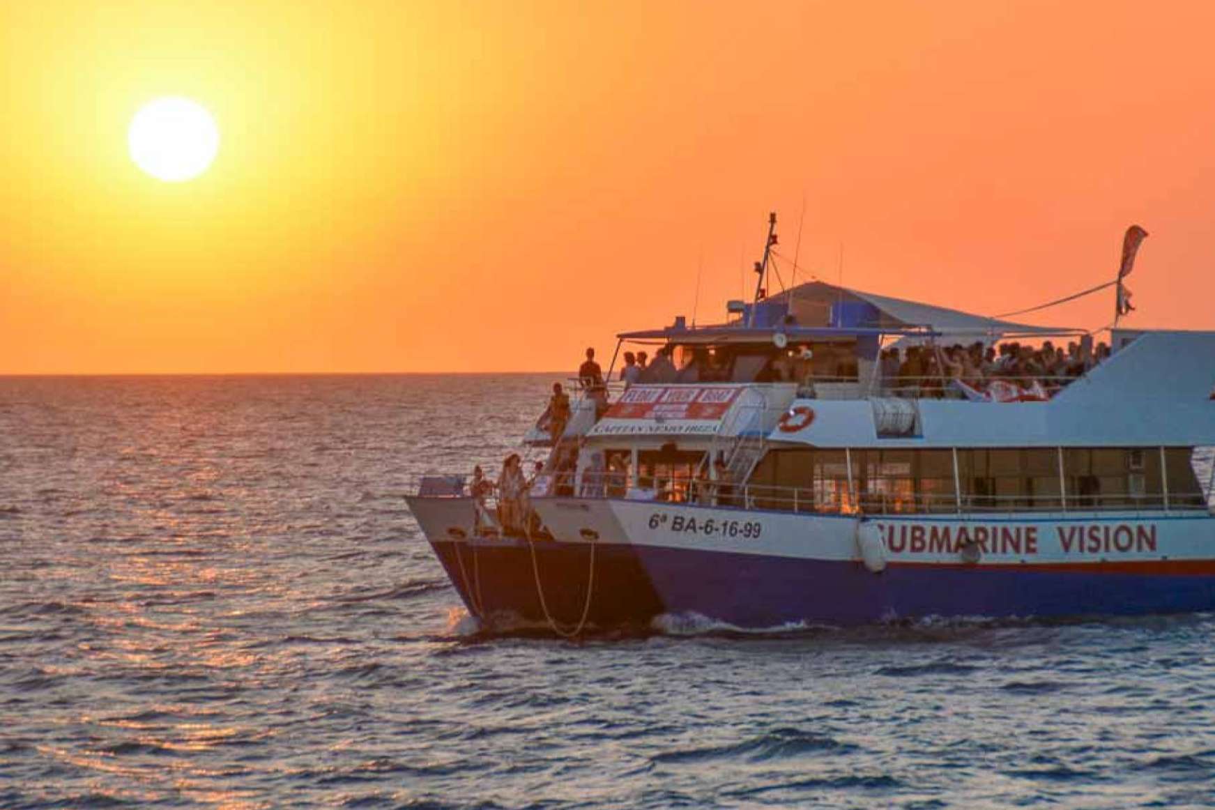 Explorar las calas de la isla es posible a través de la reserva de un crucero por Ibiza