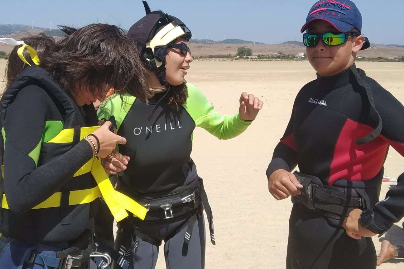 Tarifa Kitesurf Camp ofrece campamentos de verano para adolescentes en la playa de Tarifa