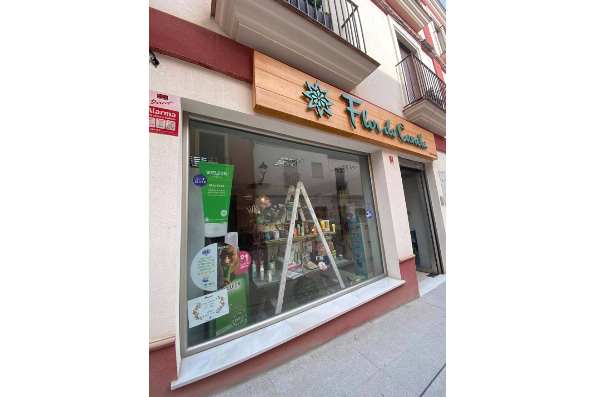 Proteger la piel del sol de forma natural con Solar Natural de Flor de Canela, sin filtros químicos