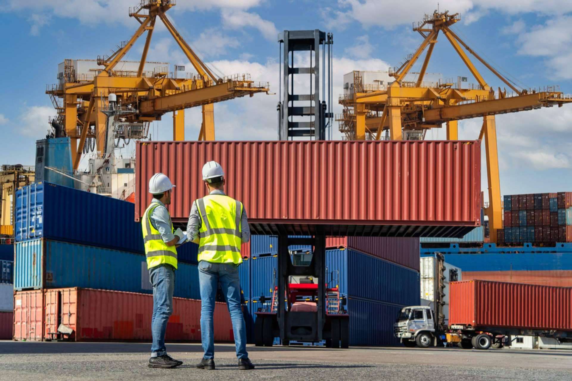 Aprender a operar con maquinaria portuaria, con la formación de Training Maquinaria