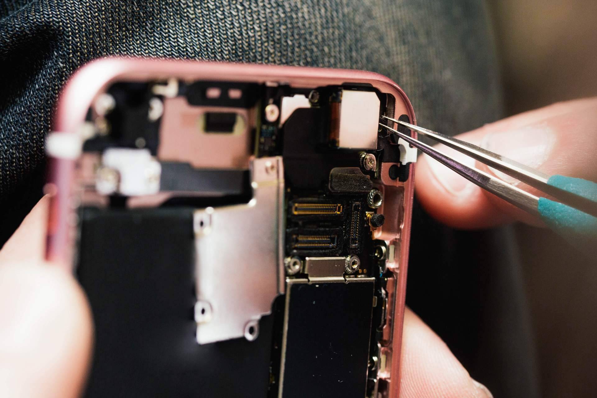 Arreglar en Mundo del Móvil la placa base de iPhone mojado