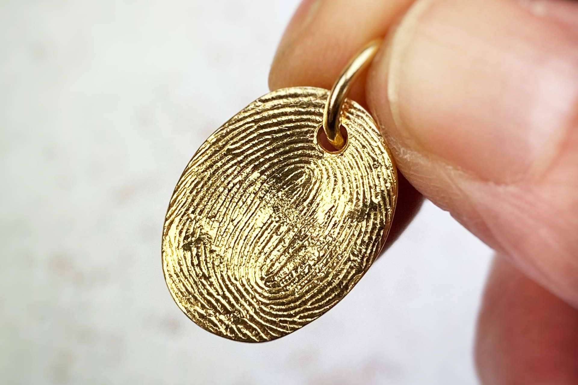 El regalo ideal para el Día de la Madre, la medalla con huella de la firma Dejando Huella Joyas