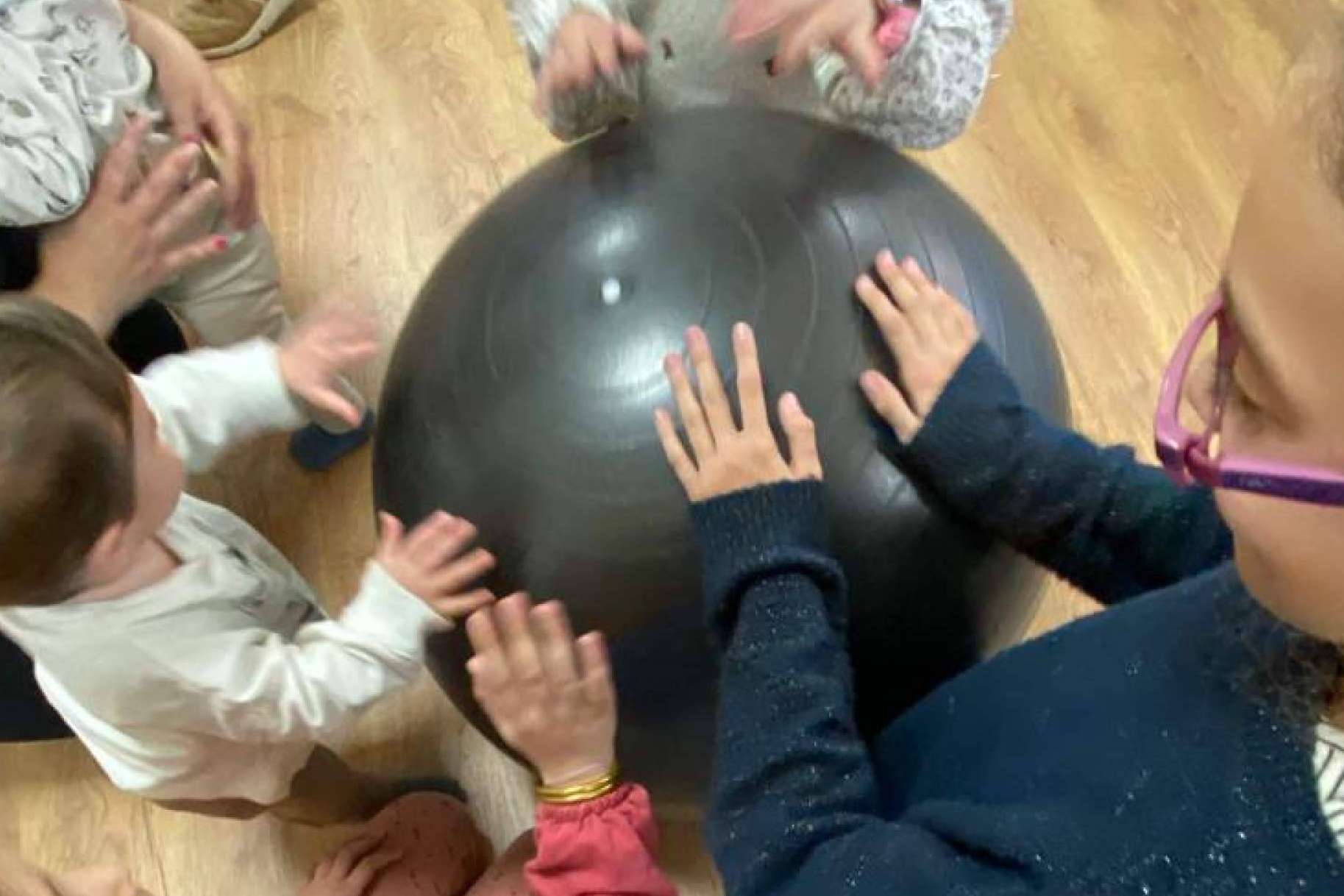 ¿Cuáles son los beneficios de la interrelación entre los niños y las personas mayores?