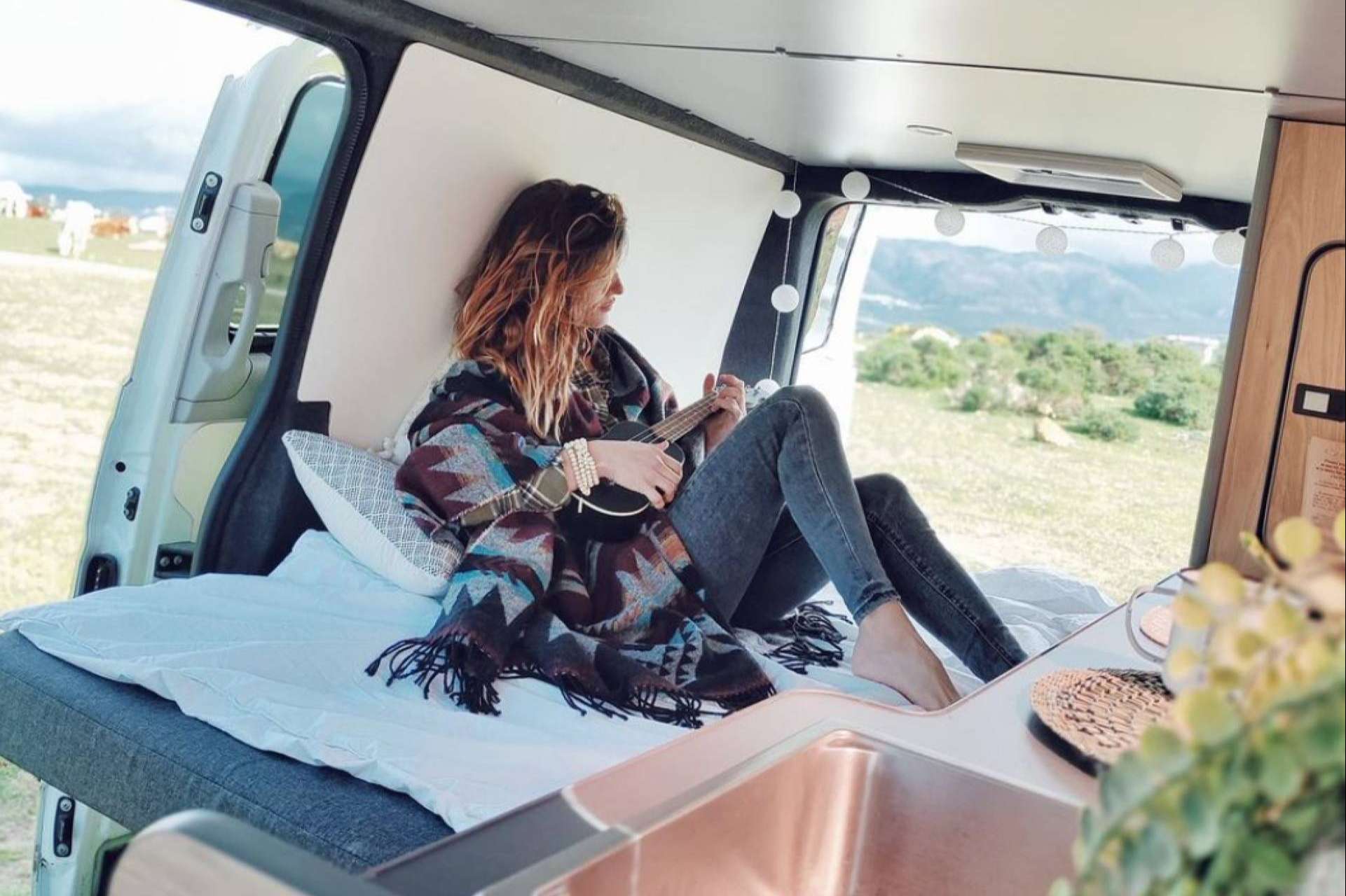 SurVan Camper pone a disposición un viaje en furgoneta camperizada por la costa de Andalucía