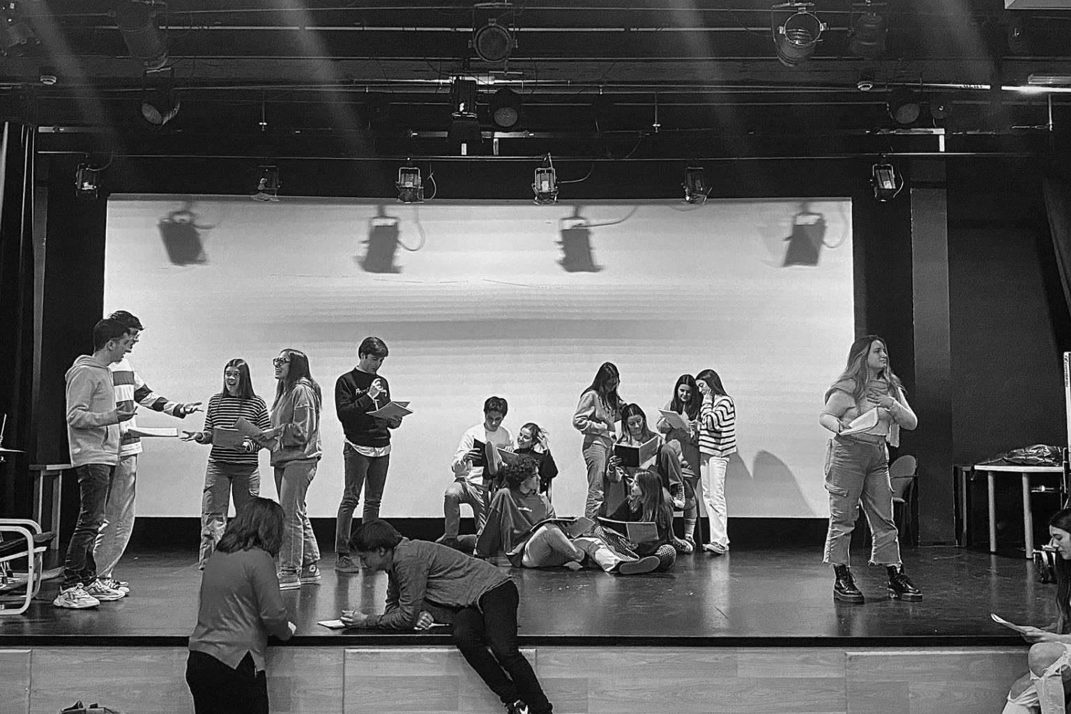El teatro universitario permite la exploración de temas relevantes y la promoción de la reflexión crítica sobre la sociedad y la cultura