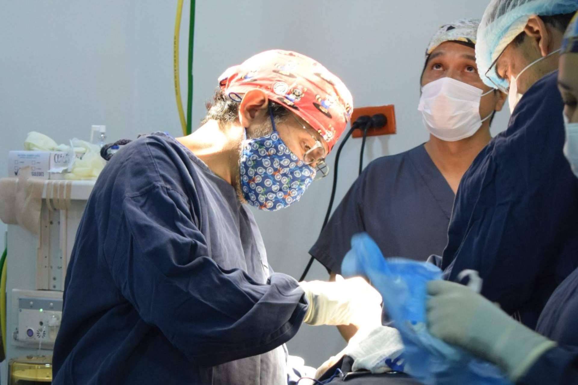 Dr. Gabriel Cubillos es especialista en procedimientos para perder peso y eliminar grasa corporal en Colombia