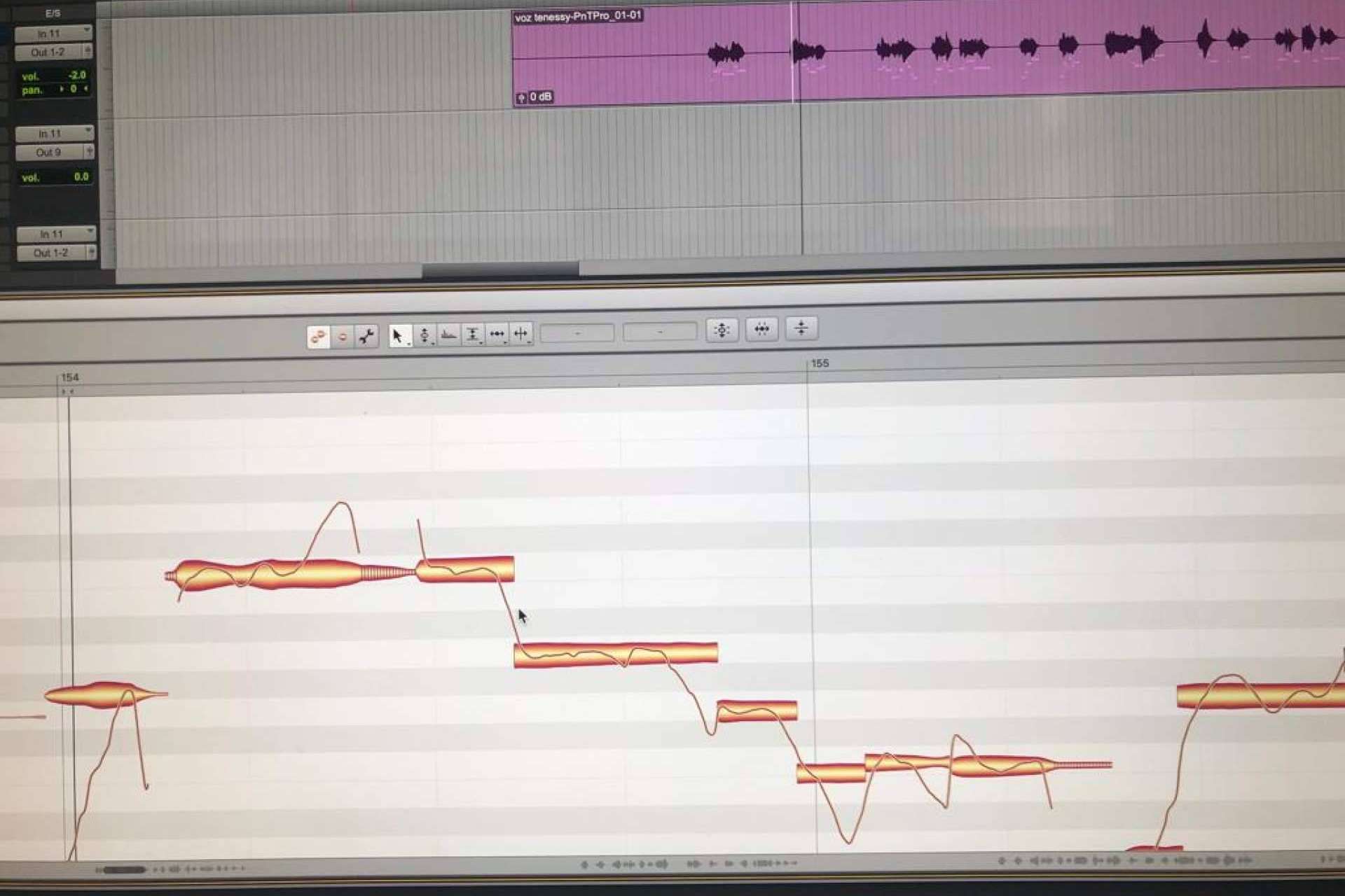 Para los aficionados a cantar, el estudio de grabación KMC ofrece servicios de tratamiento y afinación de voces