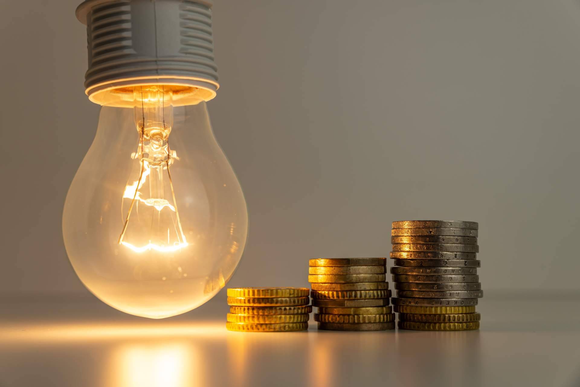 Datos de interés sobre el precio de la luz de la mano de Apaga Luz