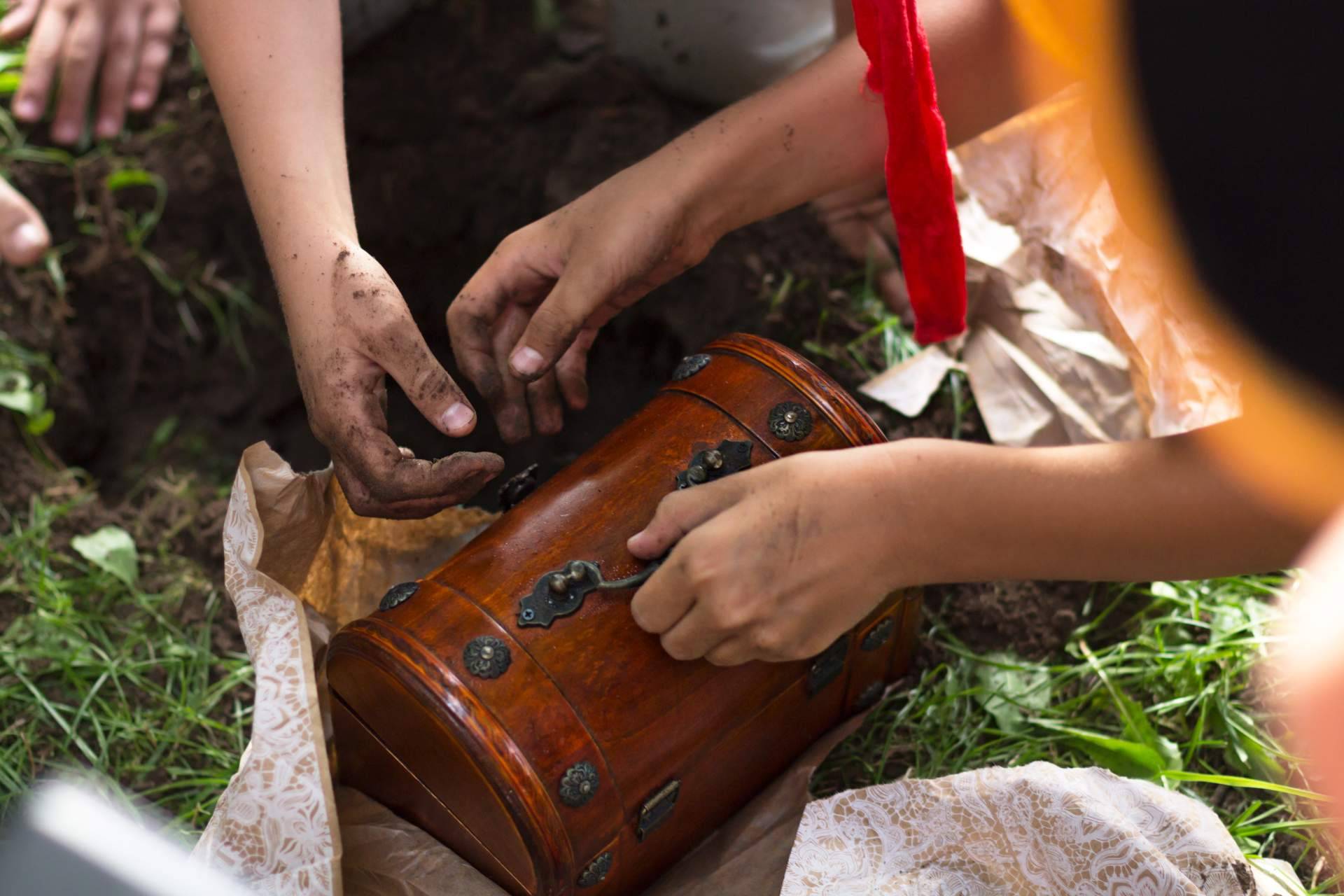Disfrutar de un rato divertido con la búsqueda del tesoro escondido de Diego Velázquez con un escape room exterior en Sevilla