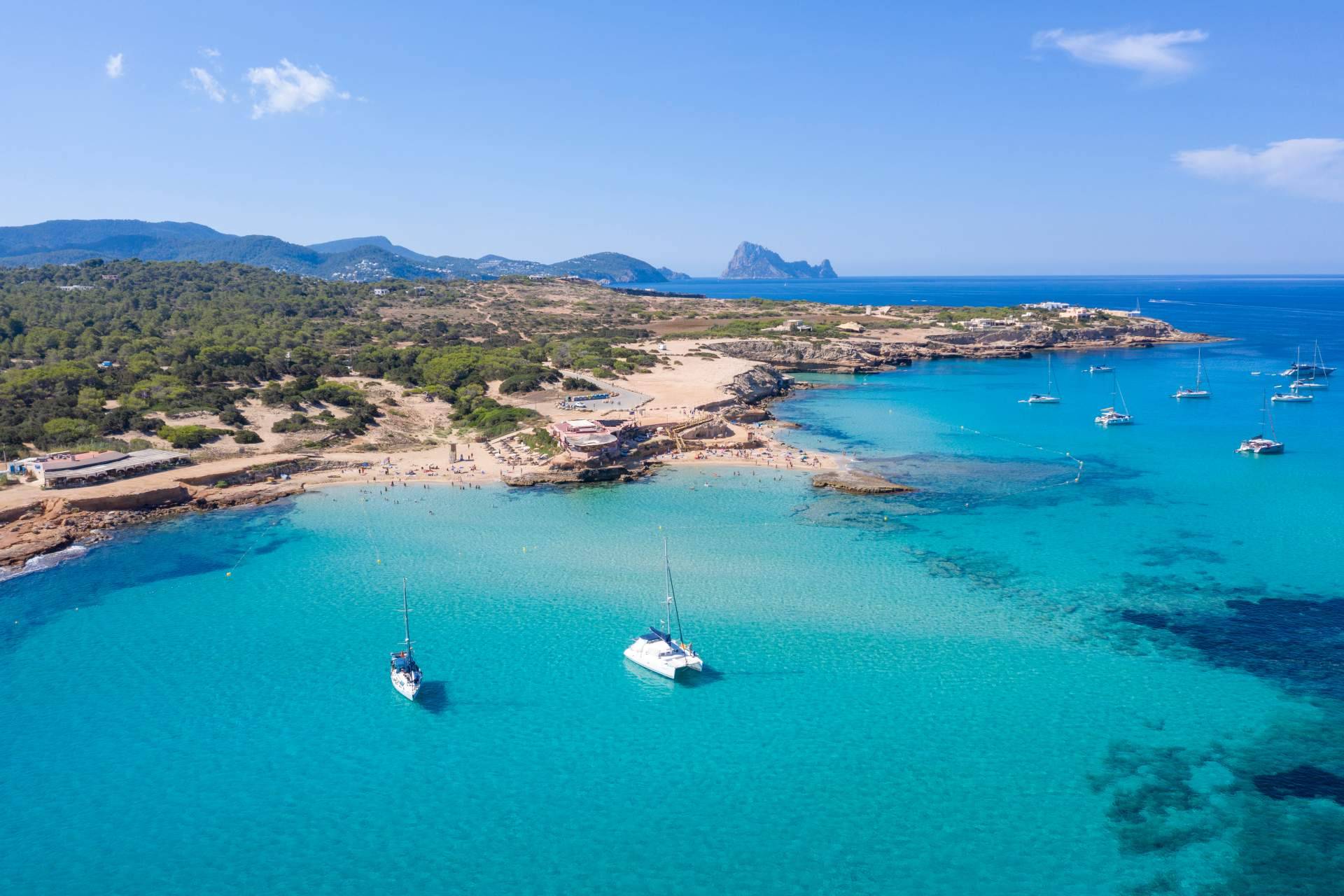 Las mejores playas de Ibiza y servicio de transporte privado para acceder a ellas, por Alpha VIP Transfer