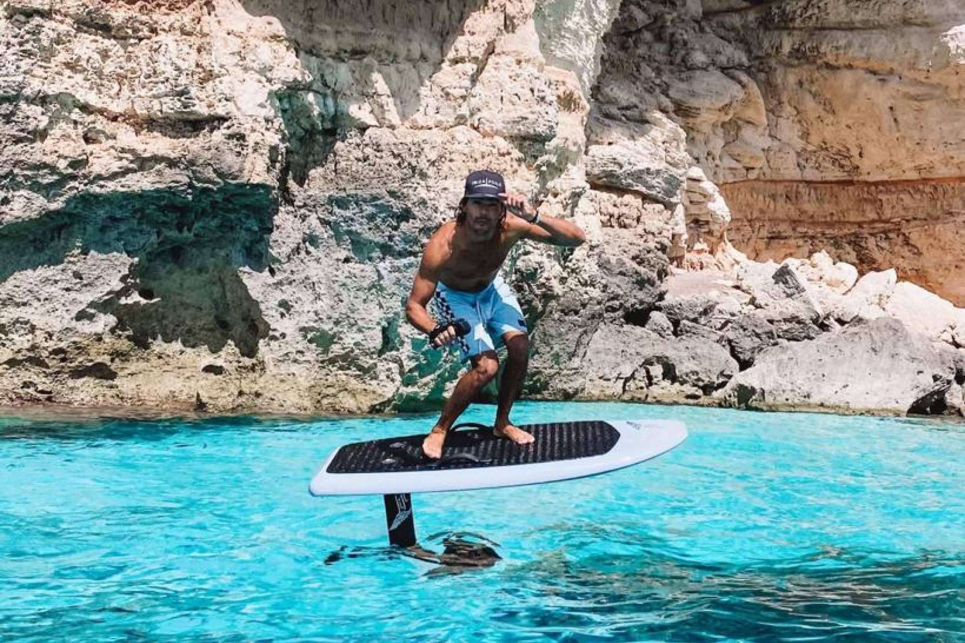 Disfrutar del verano de forma divertida con el alquiler de eFoil en Ibiza