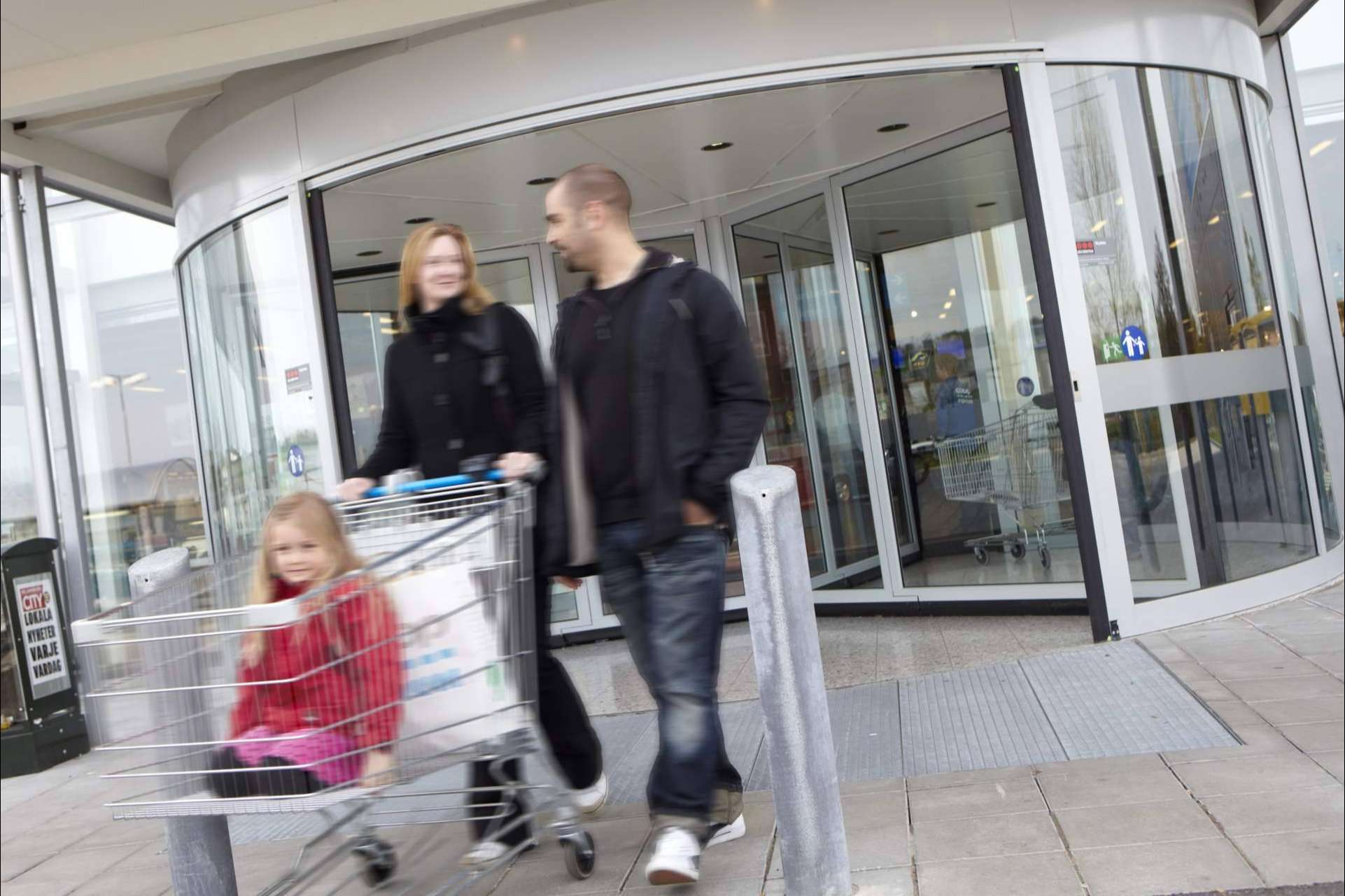 Con las puertas automáticas peatonales de ASSA ABLOY se puede mejorar la accesibilidad de los edificios