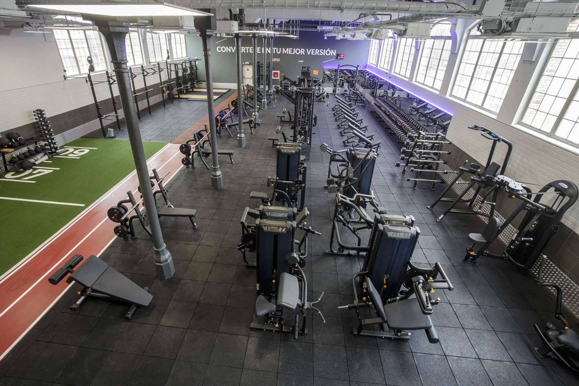En VivaGym se ofrece un centro fitness dedicado al cuidado personal