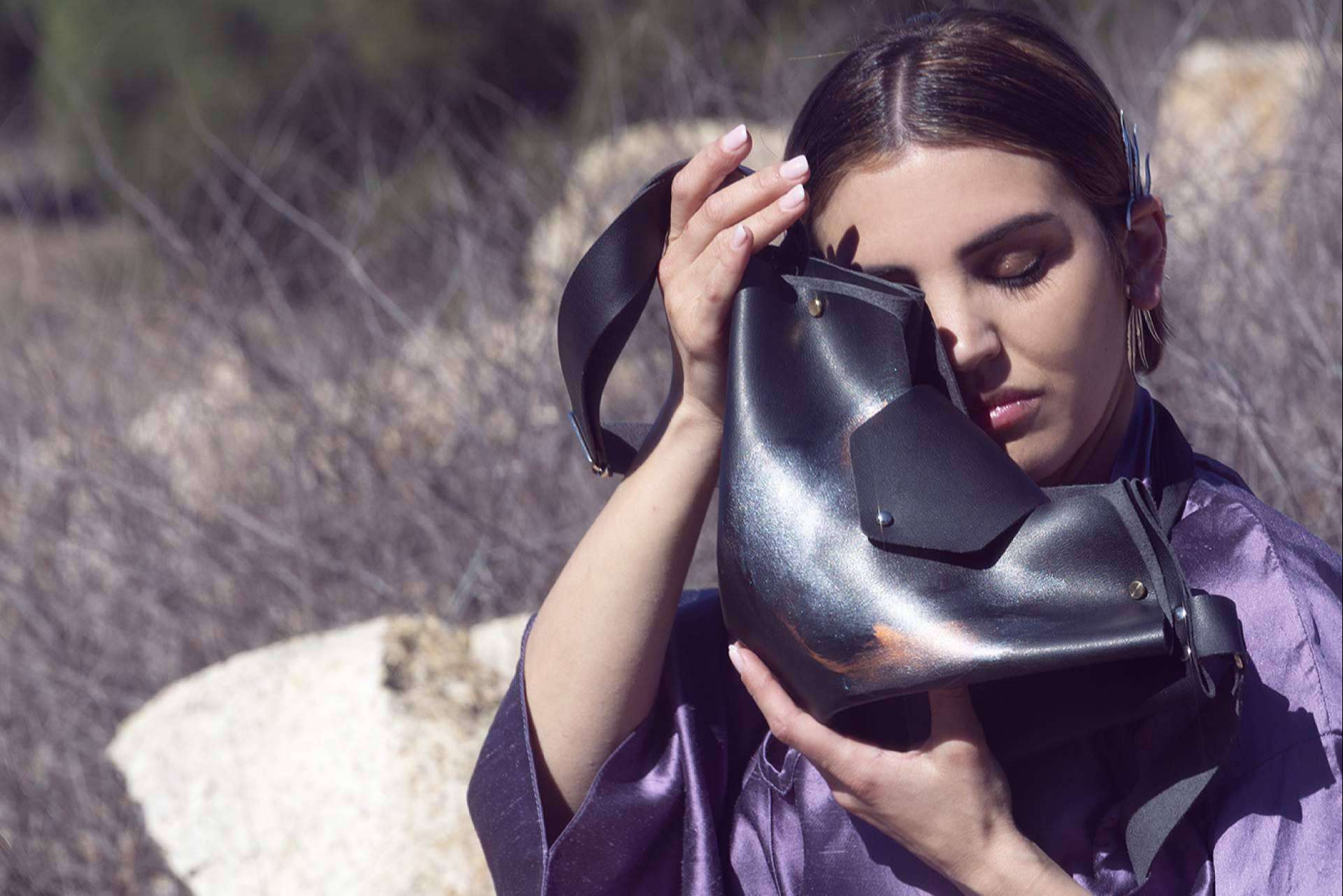 Bolsos pintados a mano que fusionan arte y diseño, ofrecidos por Araceli García