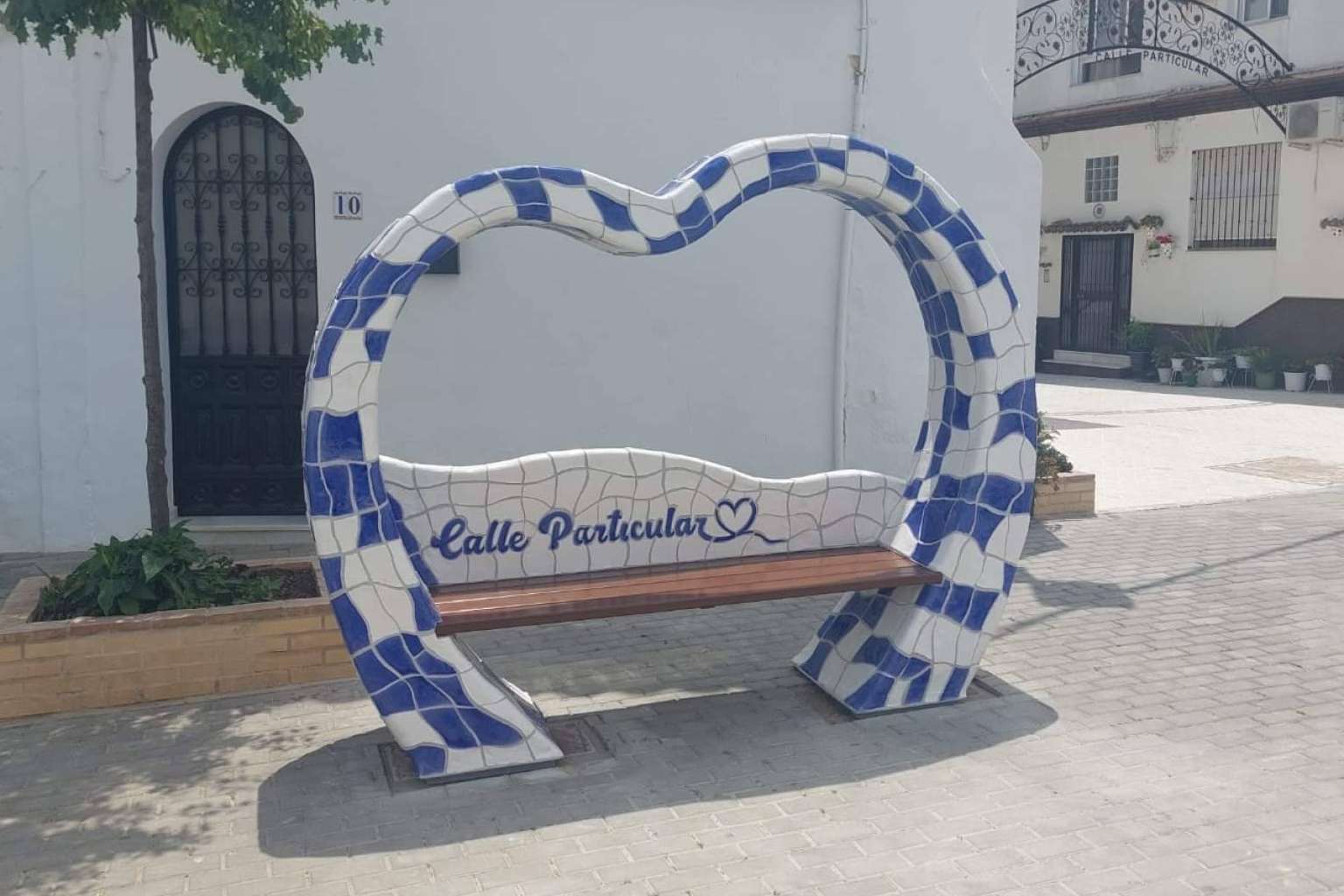 Los artesanos que diseñan las calles mediante mobiliario urbano, MobuArteX