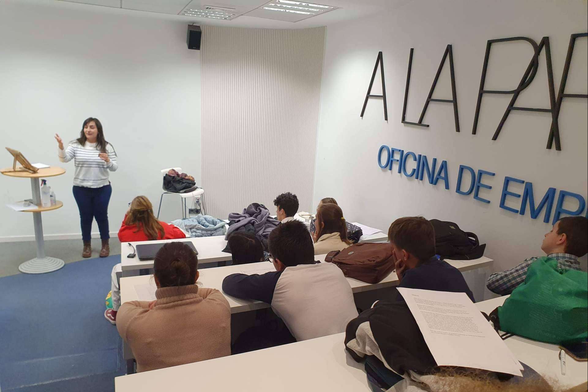 Las ventajas para los adolescentes de participar en un curso de debate y oratoria