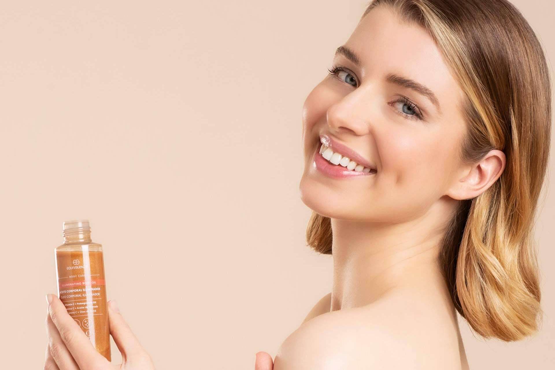 El aceite corporal iluminador de Equivalenza, perfecto para dar un toque de color y brillo a la piel para este verano