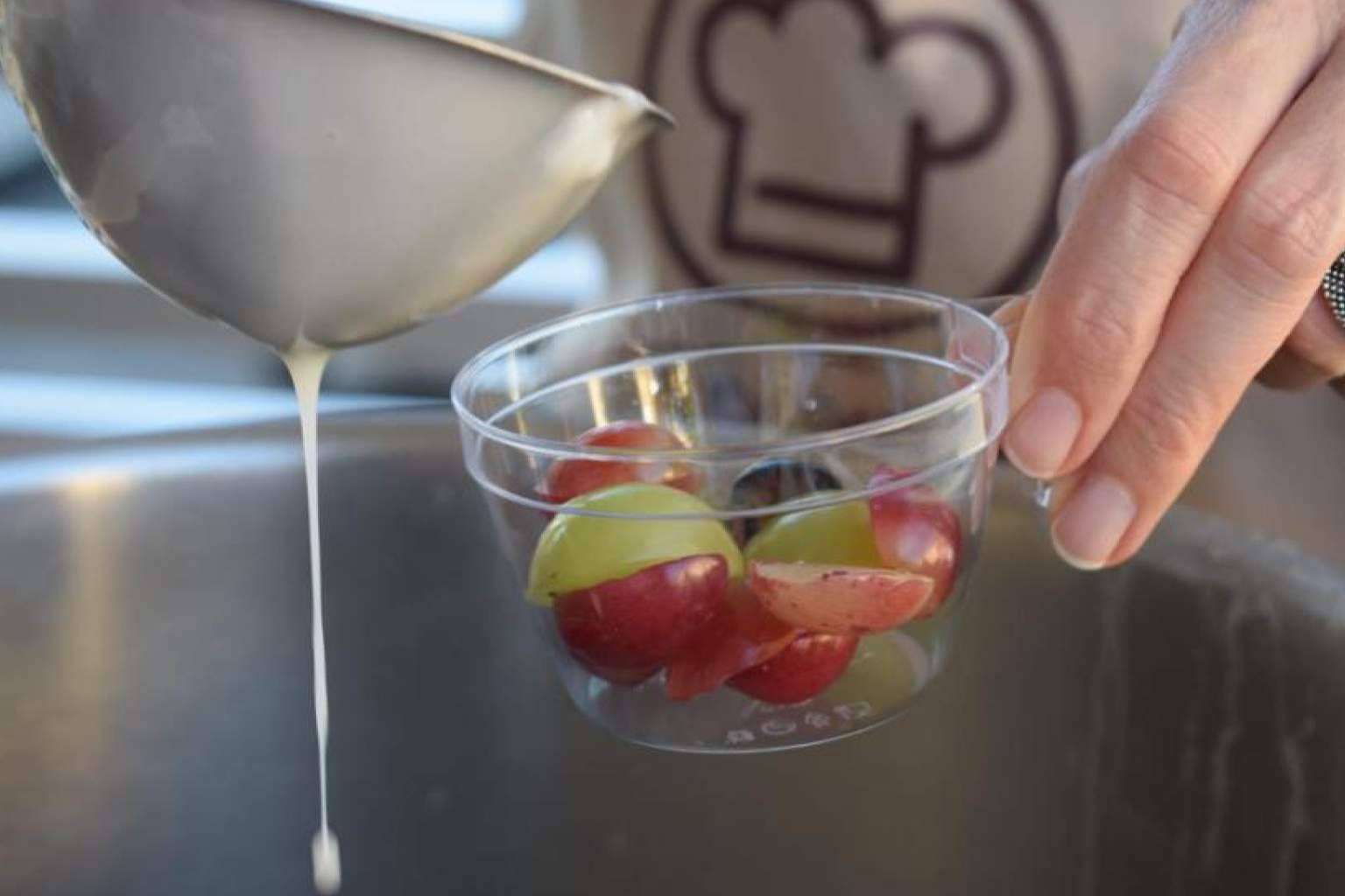Las claves para aumentar la felicidad diaria; socializar, reír, abrazar, comer... y también cocinar