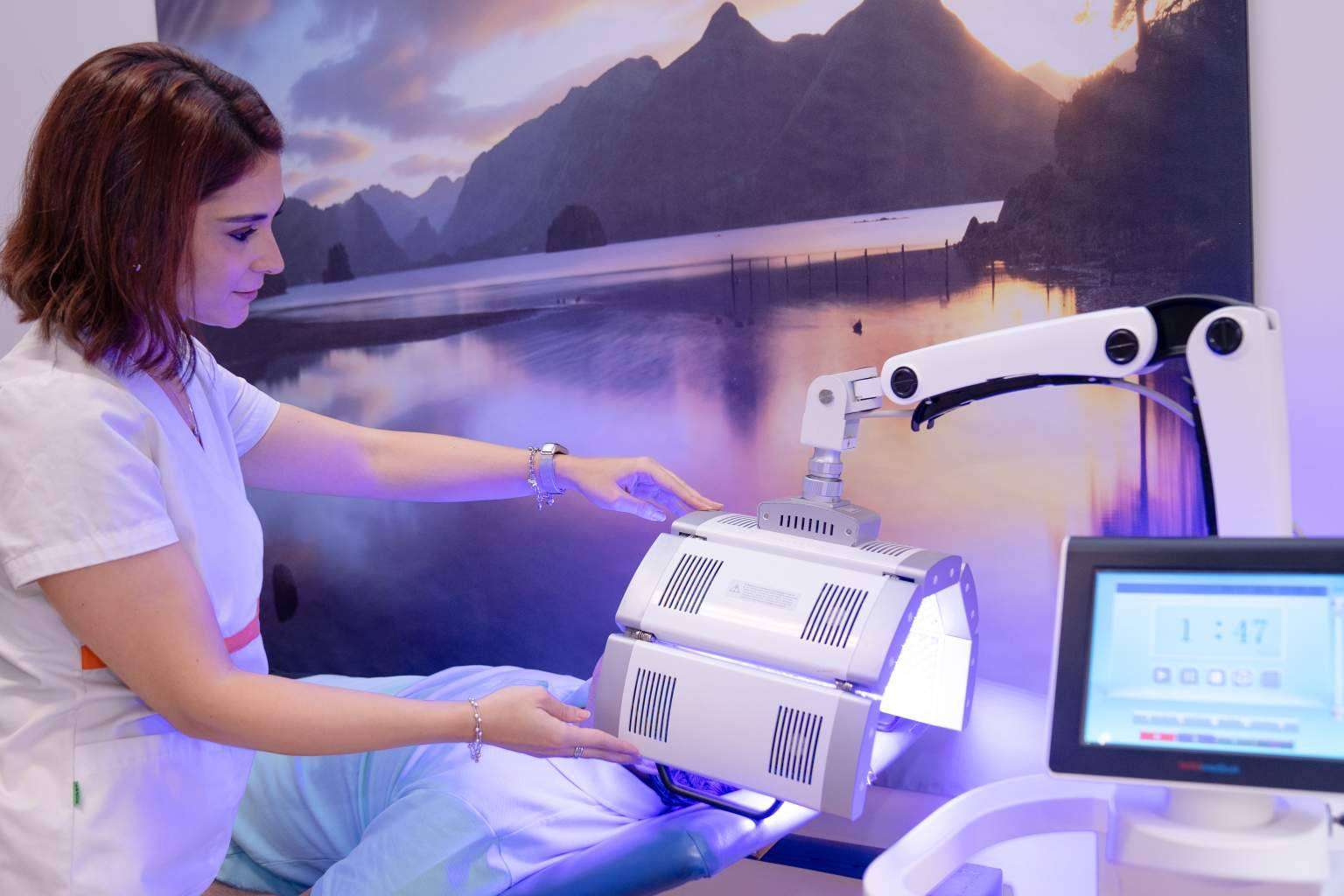 El tratamiento no invasivo de fototerapia LED capilar para combatir la caída del cabello